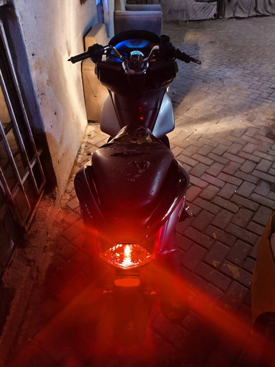 سلام عليكم PCX للبيع جيل أول  125 بيه تبخير قليل كهربائيات شغاله سعر 950 مكاني بغداد الكريعات رقم واتساب فقط *********** واتساب فقط
