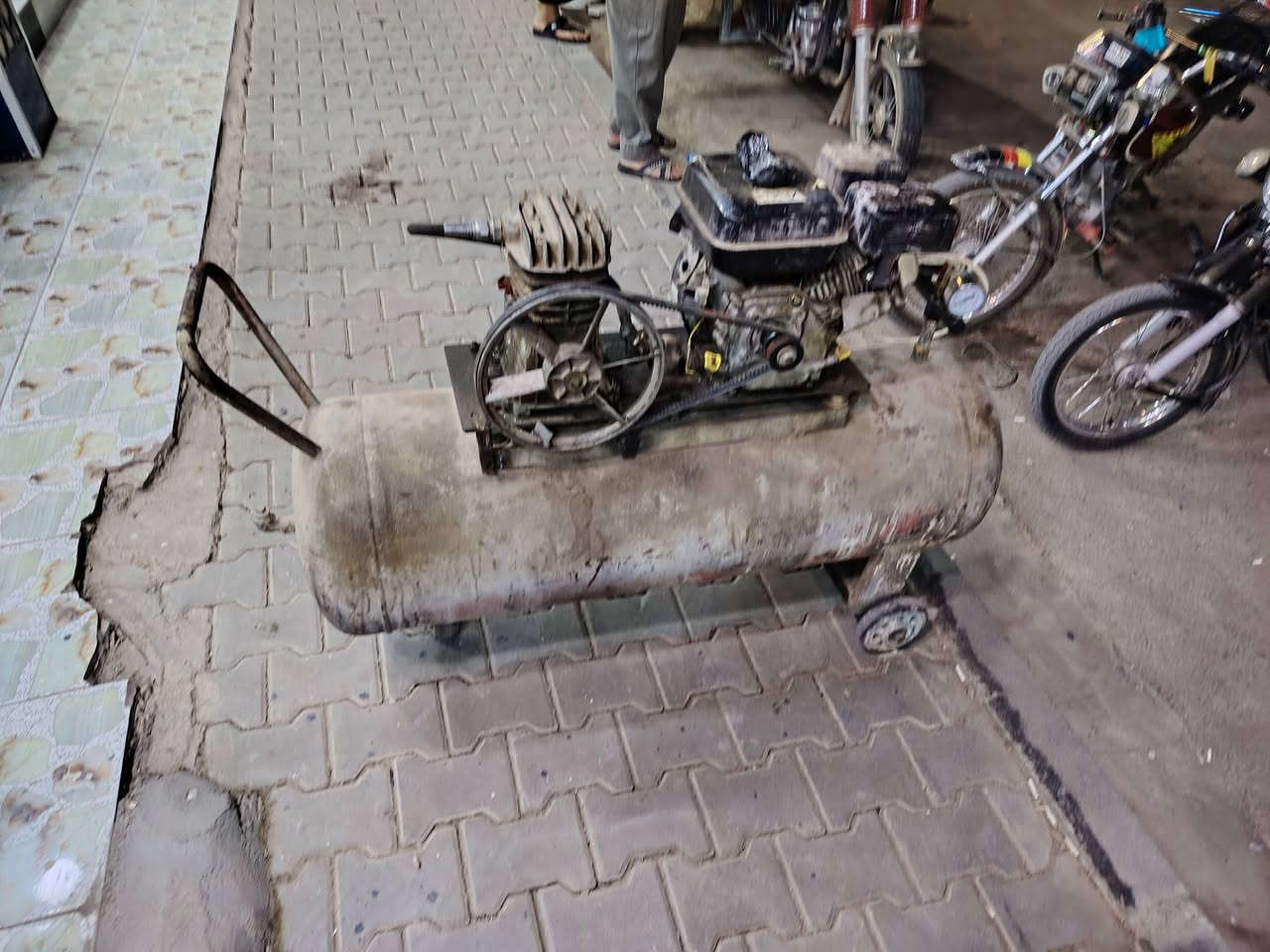 كمبريسر للبيع حجمه ٢٠٠لتر بسعر مناسب اتصال ***********
