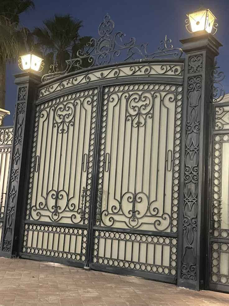 حديد 2 ملم حقيقي 
باب طول 220 
عرض 2 متر 
سلايت او طلاقتين حسب الطلب
اجود انواع الاصباغ 
عمل درجة اولئ 
كل هذا ب650 الف
ملاحظة بدون نقل او شد شط العرب, البصرة
