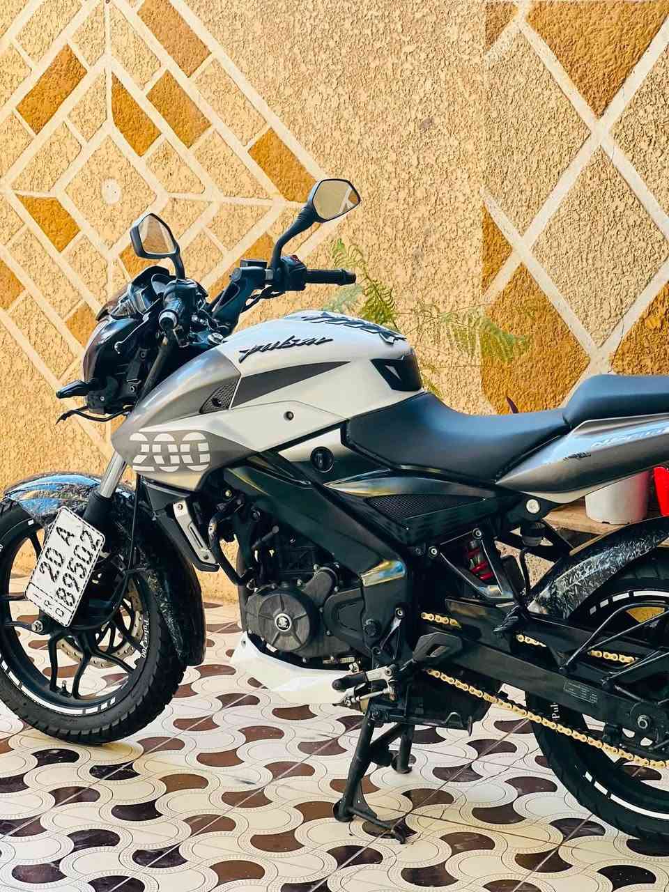 يا الله 
سلام عليكم 
بولسر ان اس 200cc موديل 2021
تبريد راديتر 6 كير
 عليها طلاء كاربون فايبر  دراجه جديده 
برغي مناقصها تحويل ثاني يوم 
ادامه كامله عليها بلكات NJK 
ودهن لوكاس وفلاتر شوته ودهن جدد 
مكاني. ديالى بعقوبه. 
ستفسار ***********. 
اتصل ودلل.
