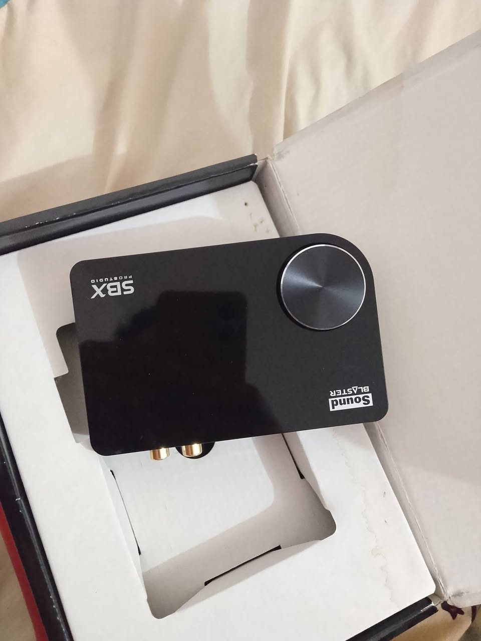 السلام عليكم ورحمه الله وبركاته
متوفر كرت صوت نظيف وكامل ملحقاتة
كرت صوت اسود كريتف
 (Creative Sound Blaster X-Fi Surround 5.1 Pro)
الكرت مستخدم شي قليل ونضيف 
العنوان بغداد العبيدي 
التواصل ***********
