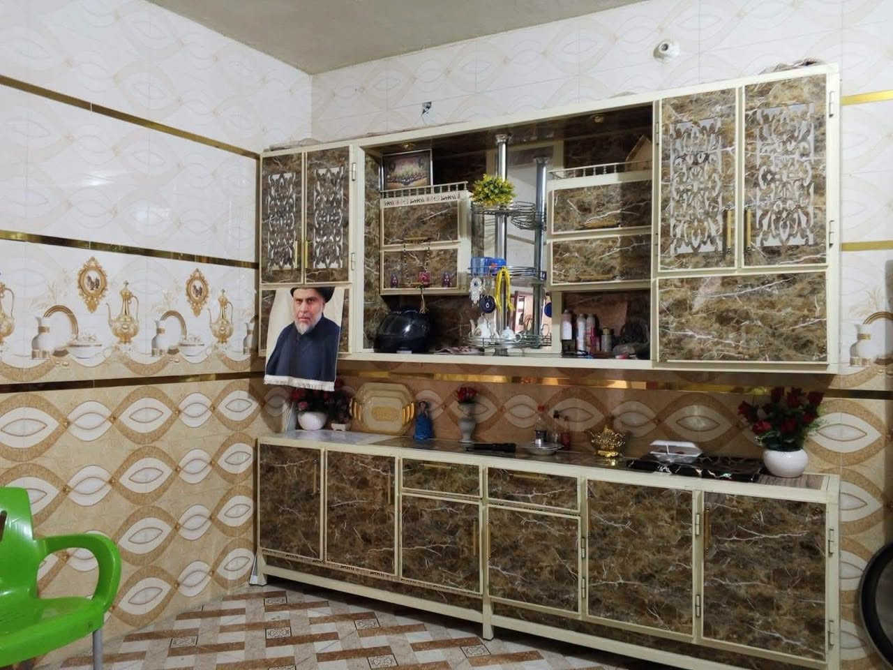 🏠دار للبيع مساحته 200متر  نظيف  يحتوي على غرفتين نوم وهول ومطبخ واستقبال وصحيات داخلية وخارجية وگراچ  كبير
🔳مبني من البلوك 
🔳السقف صب كونكريت 
🔳الارضية والجدران سيراميك 
🔳نوع العقار طابو زراعي 
🔳مرقم من قبل البلدية 
🔳قريب جداً من الشارع العام 
السعر//47 مليون وقابل للتفاوض 
عنوان كوت حي الحكيم الأولى شارع افران الهادي 
للاستفسار الاتصال 
***********
***********
***********
مكتب دلالية أهل الديرة للعقار 
عنوان المكتب كوت حي الحكيم الاولى مجاور شركة كالة المكتب الركن
