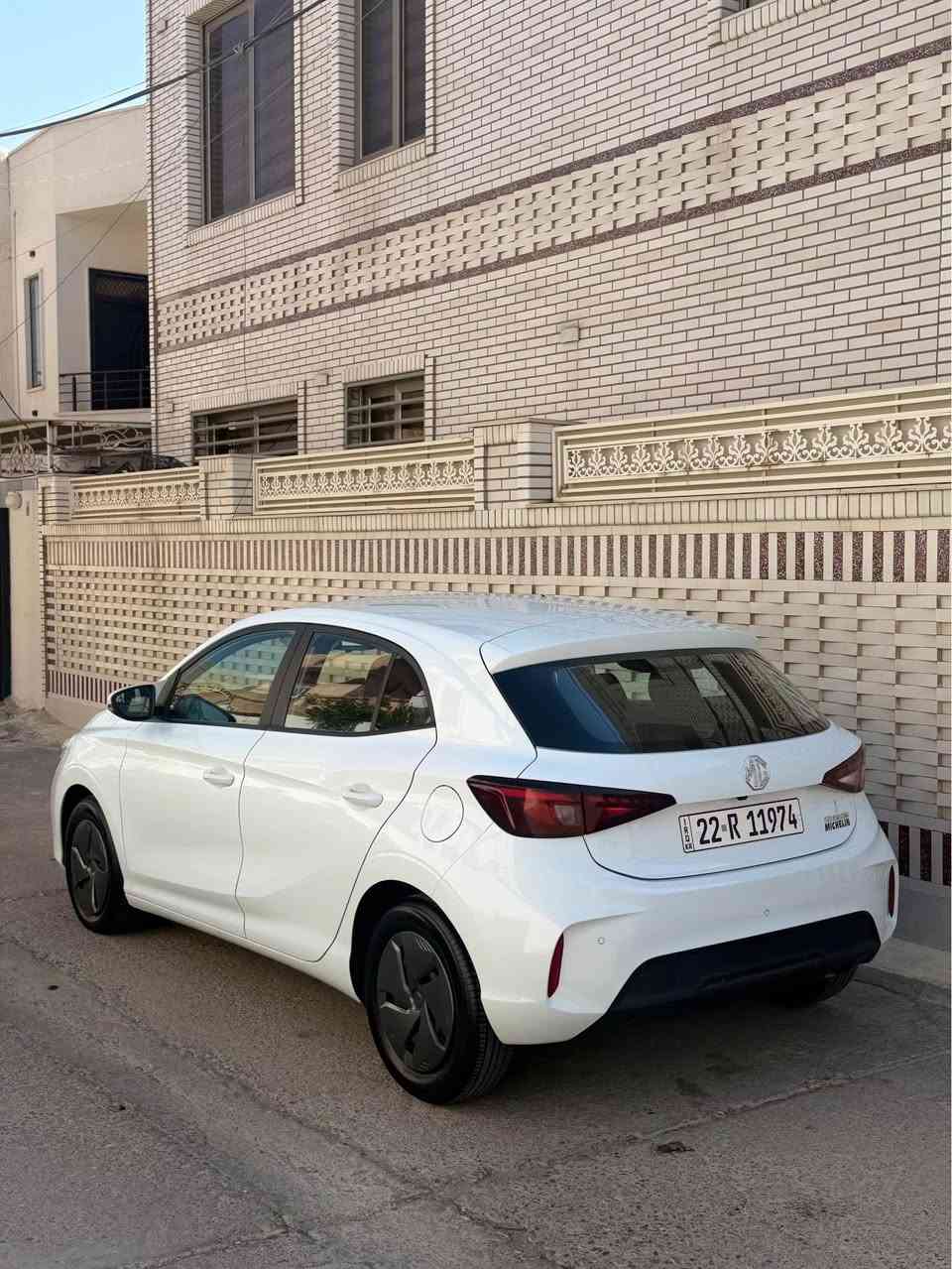 ئێمجی سێ ٢٠٢٥ کلین ٢٨ کم 
بێ سبوغ بێ ساردە کوت بێ بۆیاغ و لێدران هیچی نیە 
*********** أربيل, العراق

نص مكتوب في الصور:
- 2025 ***********