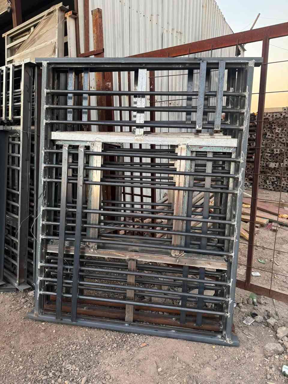 السلام عليكم يوجد لدي بوب و شبابيك حديد فريم جنل بسعار مناسبه جدا عنوان بغداد جرف نداف ***********
