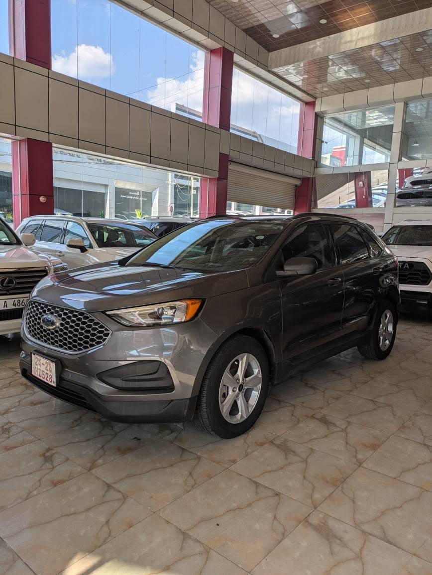FORD EDGE SE 2024 AWD
​المحرك: 4 سلندر EcoBoost 20 توربو.
نيظام الدفع: AWD 
​الشاشة الترفيهية: شاشة عمودية تعمل بنظام SYNC 4A.
​الاتصال: دعم لاسلكي لنظامي Apple CarPlay و Android Auto.
​المقاعد: قماشية مريحة مع إمكانية تعديل مقعد السائق يدويًا أو كهربائيًا
​نظام التحذير من التصادم الأمامي مع الفرملة التلقائية في الطوارئ.
​نظام الحفاظ على المسار والتحذير عند الخروج منه.
​نظام مراقبة النقطة العمياء (BLIS) والتنبيه لحركة المرور الخلفية.
​كاميرا رؤية خلفية وحساسات ركن خلفية.
​الإضاءة: مصابيح أمامية وخلفية تعمل بتقنية LED.
​المرايا: مرايا جانبية كهربائية .
سيارة بدون ارباك بها جاملغ امامي و باب خلف سائق مبدل بلادى . هلال جاملغ خلفي صبخ موضح بالصور . بند و سقف شويه حالوب خفيف . صفحات سيارة بدون حالوب نهائيا . سيارة بدون رقم تترقم محافظات الاقليم . سيارة موجودة بدهوك . 
سعر 155 
رقم شاصي 
2FMPK4G93RBA58020
رقم موبايل *********** دهوك, العراق
