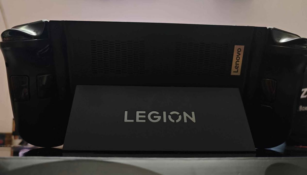 السلام عليكم متوفر بتاريخ اليوم 8/19 
ال big boss عملاق الأجهزة المحموله  Lenovo Legion 
نسخه ال Z1 Extreme  نسخه ال واحد تيرا 1TB الداخليه 

الجهاز غني عن التعريف وبنضافه ممتازه خالي من اي مشكله 
سليم من كل الجوانب اخو الجديد سلاسه الاستخدام ومكفول 
قادر على تحميل وتشغيل كافه البرامج والالعاب الثقيله والمحاكيات 
Crimson desert / Last of us part 2 / RED DEAD 2
God of war Ragnarok / pes / fifa / battlefield 6

الجهاز يأتي بعتاد  :::: 
🎮🔥 LENOVO LEGION GO — 1TB — Z1 EXTREME 🔥

💪 المعالج: AMD Ryzen™ Z1 Extreme
⚡ 8 Cores / 16 Threads — حتى 5.1GHz
🎮 كرت الشاشة: AMD Radeon™ Graphics — RDNA
🧠 RAM: 16GB LPDDR5X 7500MHz
💾 التخزين: 1TB SSD NVMe PCIe 4.0

🖥️ الشاشة:
• 8.8" IPS QHD+
• دقة 2560×1600
• 144Hz
• سطوع 500 nits
• تغطية ألوان 97% DCI-P3
• Touchscreen 10-Point
• Gorilla Glass

🎮 المميزات:
• Windows 11
• يدات تحكم قابلة للفصل
• Hall Effect Joysticks
• Gyroscope 6-Axis
• Trackpad + Mouse Sensor
• RGB Joysticks
• Kickstand مدمج
• سماعات Stereo 2×2W

🔌 المنافذ والاتصال:
• 2× USB-C 4.0
• DisplayPort 1.4
• Power Delivery 3.0
• MicroSD حتى 2TB
• 3.5mm Headset
• Wi-Fi 6E
• Bluetooth

🔋 البطارية: 49.2Wh
⚡ Super Rapid Charge

📦 الملحقات:
✔️ الجهاز
✔️ اليدات الأصلية
✔️ الشاحن الأصلية 
✔️ الحقيبة الأصلية
✔️ درع جلاتيني نوعيه فاخره 

🔥 جهاز Gaming محمول قوي جداً — شاشة 144Hz، دقه 2k   -1TB SSD ومعالج Z1 Extreme.

وبسعر مناسب 845 الف فقط 
العنوان / بغداد - البياع  - شرطه الخامسه 
الرقم للتواصل/ *********** 
يوجد توصيل لجميع المناطق والمحافظات بغداد, العراق
