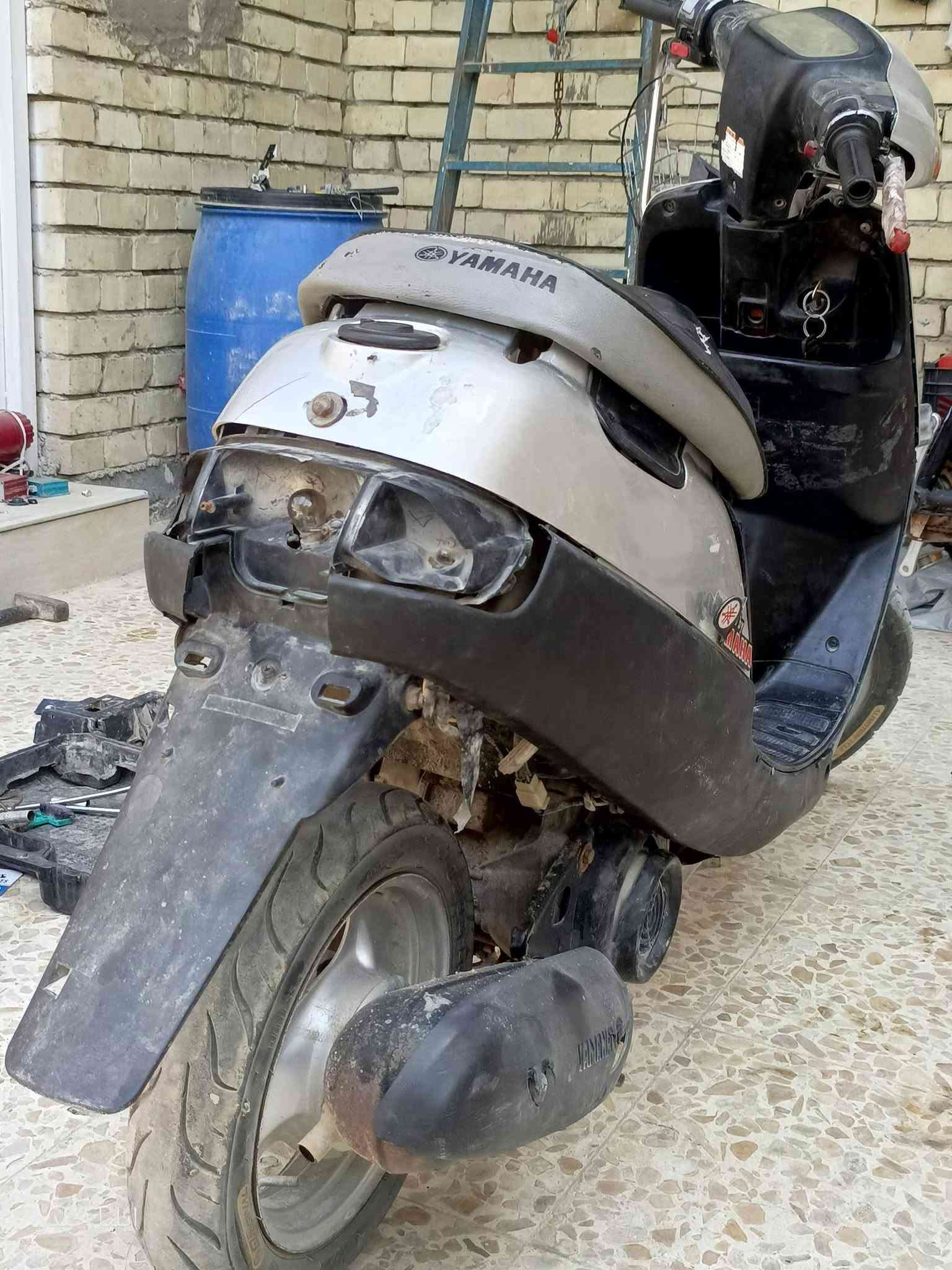 بطه ياماها 
كهربائيات كلها شغاله 
بك لايت واشاير شغالات فقط بدون باتري 
المكان كربلاء الامن الداخلي 
الدراجه بعدها على السحك توها كالعه من تجفيت 
سعر 200
***********واتساب متواجد

نص مكتوب في الصور:
- ایلیا حیدر
- ايليا حيدر
