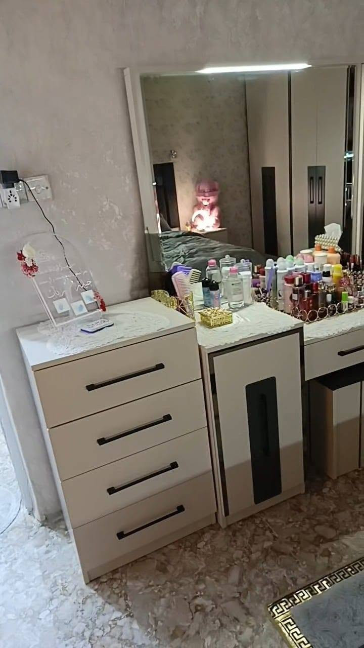 غرفة تركي للبيع 10 قطعه نضافتها 90 بالميه اخذتها ب مليون 350 و رايدها 650الف عنوان بغداد رقم ***********
