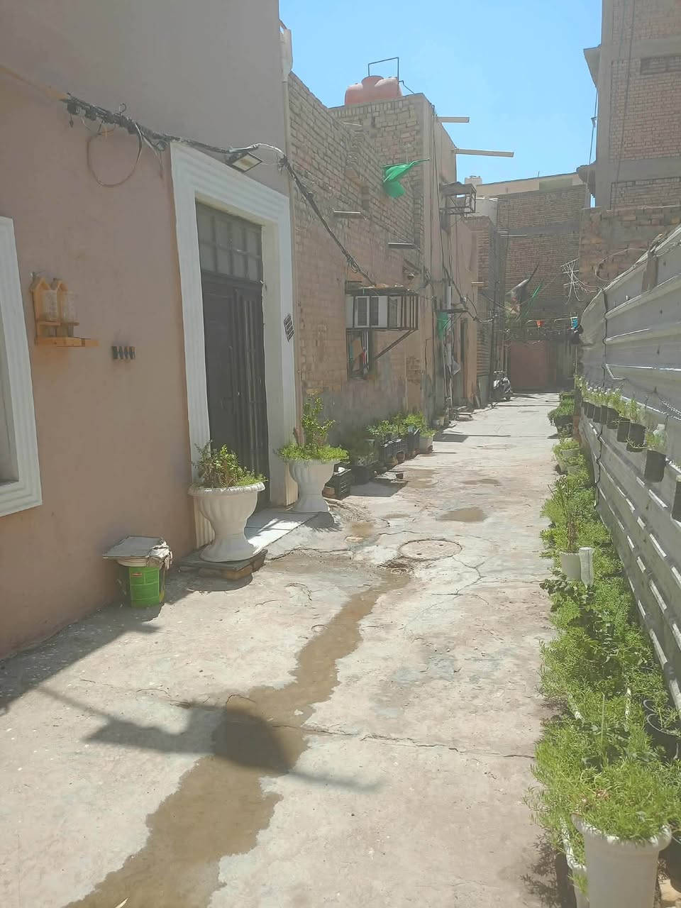 بيت للبيع مع شقتين 
بالنسبة للشقتين ينعزلن بكل سهولة لأن الدرج مالتهن يم الباب الرئيسي مباشرة 
المساحة 110
العنوان نهاية شارع الحبوبي بداية حديقة الدب 
خلف عمارة جبار 
 
ابو علي للعقار ***********
