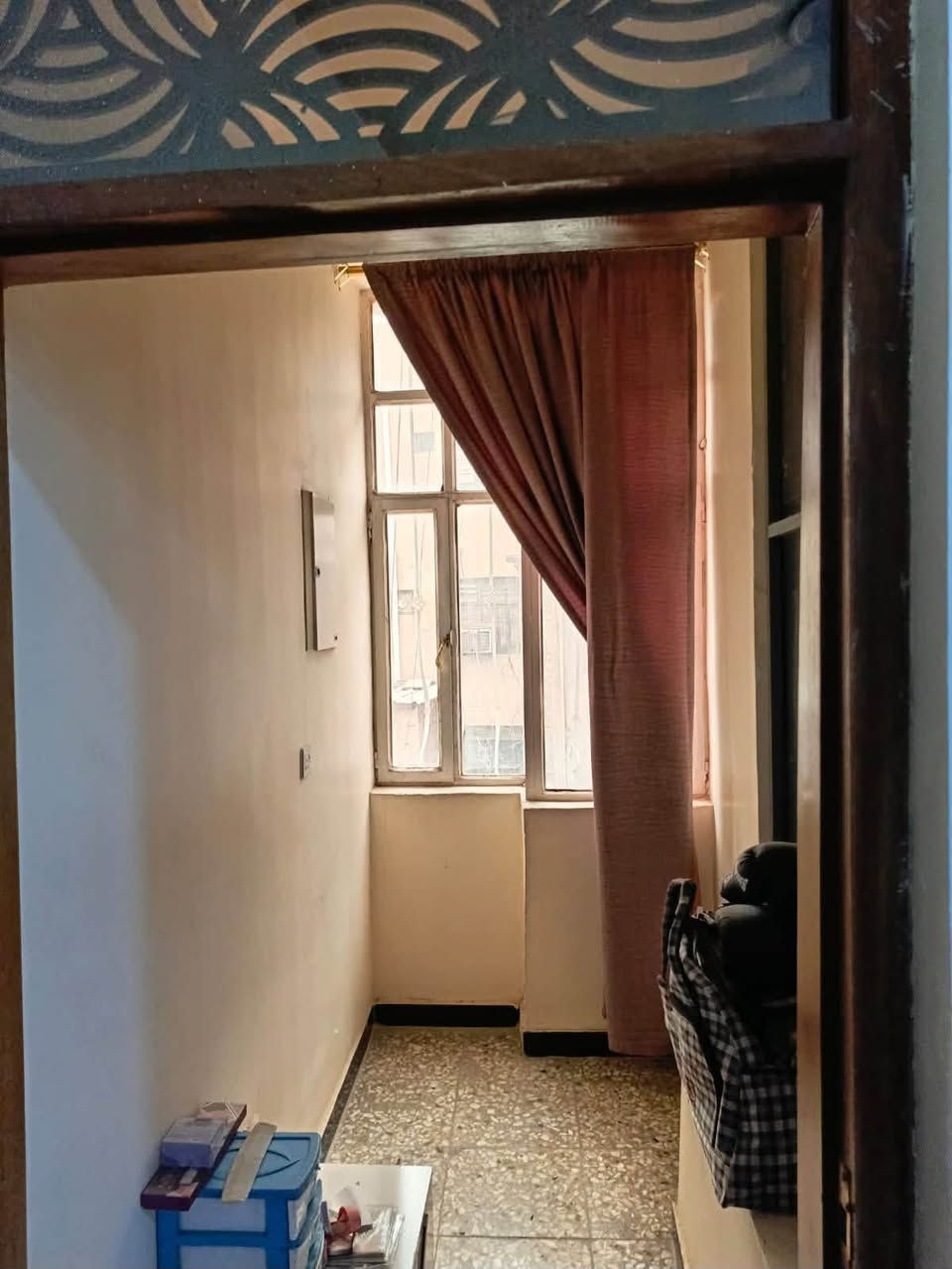 السلام عليكم
بيت للايجار بمساحة 82 متر 

❗يحتوي على ؛ 
. 4 غرف نوم 
. 2 بلكونات 
. 4 حمامات 
. مطبخ
. استقبال كبير 
. بيتونة 
. سطح عدد 2 
. ممر خاص بالمنزل 

❗عنوان المنزل 
الفضل قرب ساحة زبيدة

❗رقم التواصل 
***********
***********
