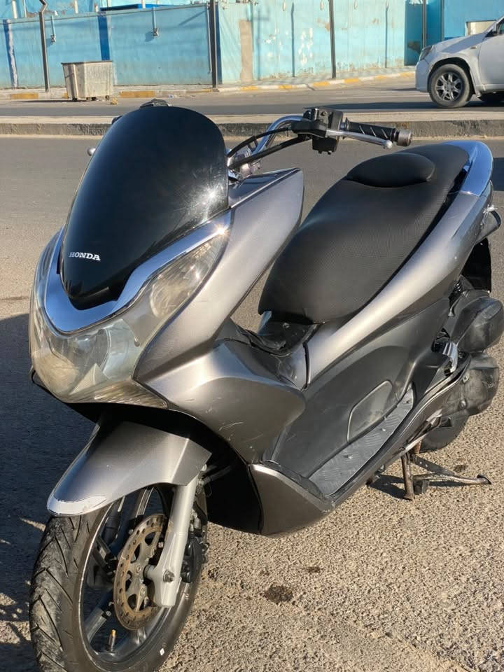السلام عليكم 
دراجة pcx جيل اول للبيع 
دراجه شلعه معدل كهربائيات كلها شغاله 
دراجه نضيفه اي نقص مابيها 
حساسات كلها شغاله اي نقص مابيها 
رقمي ***********
