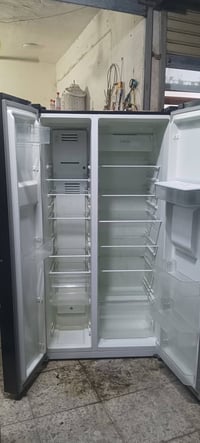 ، ثلاجه نوع كينوود شغاله ب250 وبيها مجال المكان الشعب  07704765509