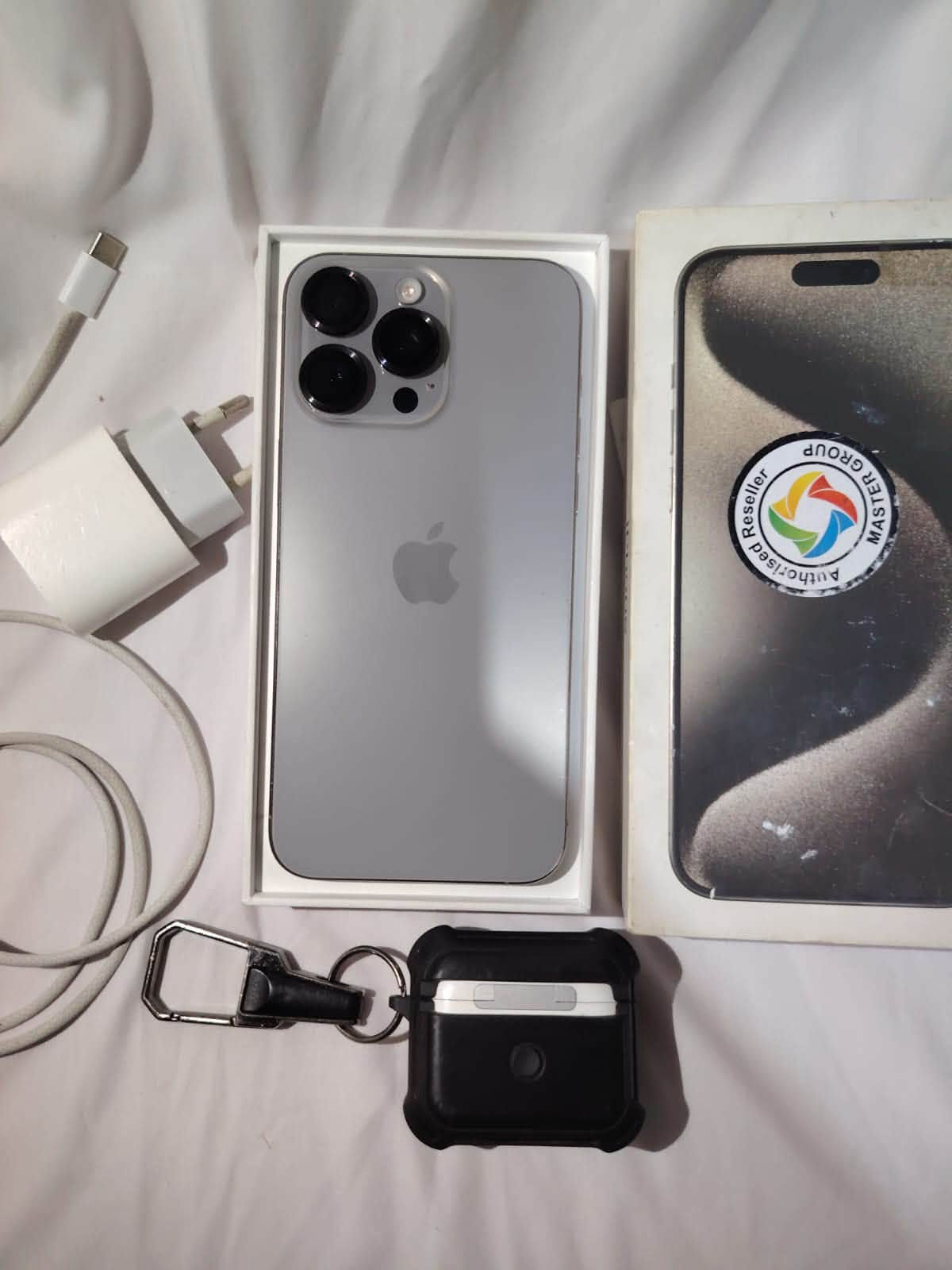 iPhone 15 Pro Max
اللون: تيتانيوم
الذاكرة: 256GB
البطارية: 100% (عدد الشحنات 460 )
 الجهاز جديد ونظيف ، فطر بالكلاسة اسفل الشاشة فقط 
ملحقات كاملة ، السعر 900 ( قابل للتفاوض )
العنوان بغداد، العماري ( المعامل ) 
*********** متواجد واتساب .
