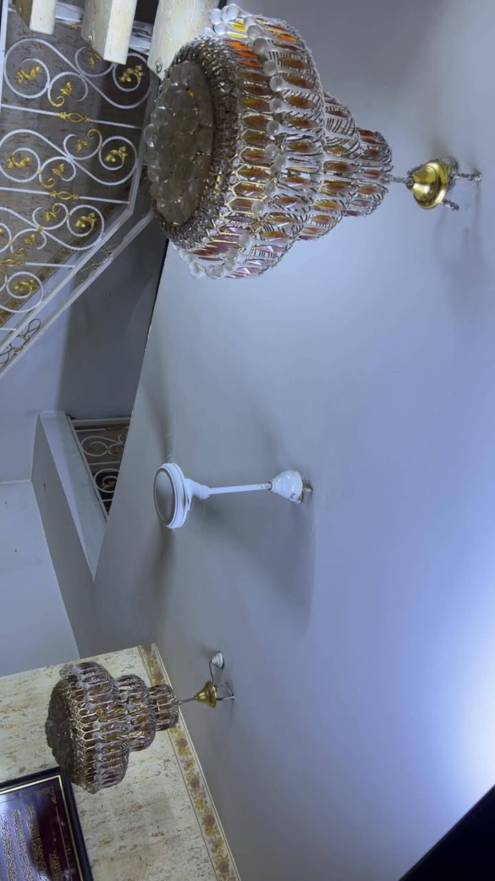 بوب عدد ٣ كلهن ب١٢٠وبيهن مجال
ثريات ٢ب١٠٠الوحده ب٥٠وبيهن مجال 
***********
