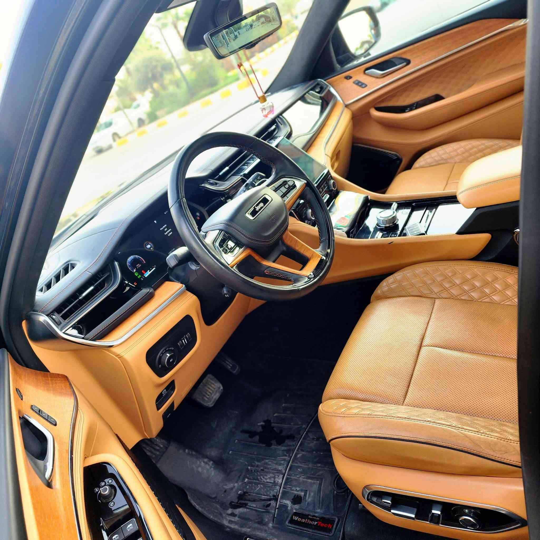 جراند شيروكي V8 • ٢٠٢٢ • بدون صبغ
