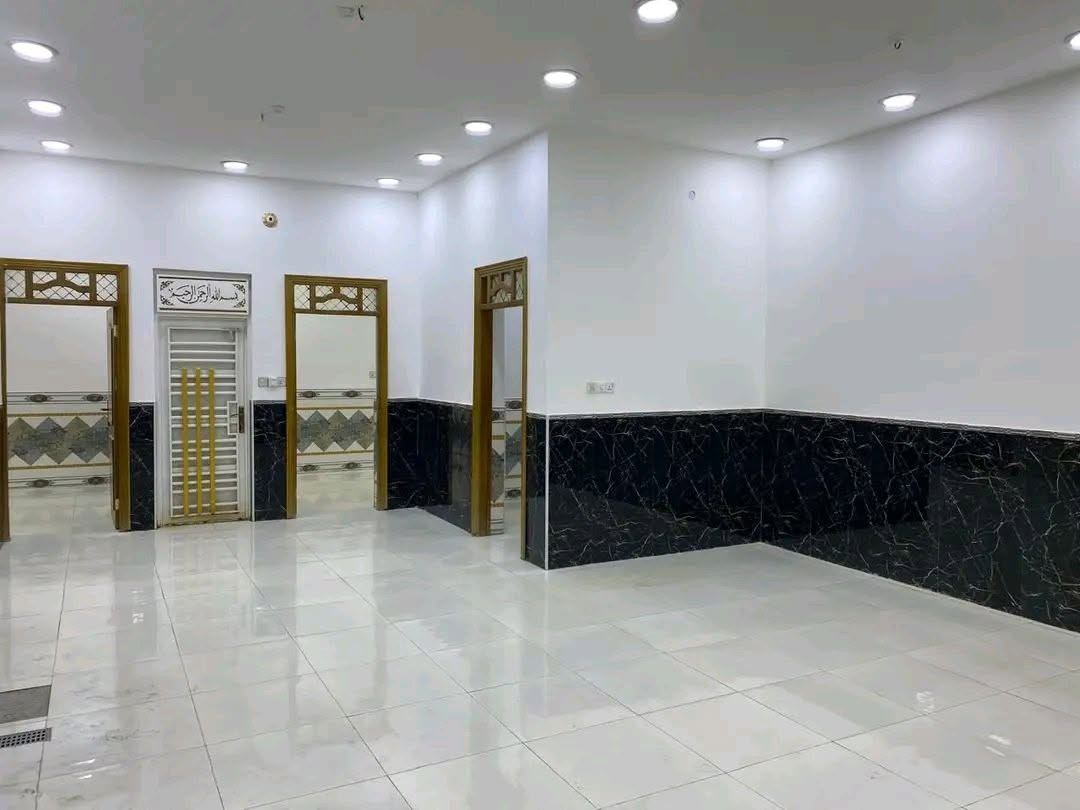 السلام عليكم 
البناية للأيجار طابق ارضي يصلح كمجمع طبي أو عيادات اسنان وتجميل / شركة مخازن يحتوي على صاله كبيره و ۳ غرف ومخزن صغير
الطابق الثاني قاعة 
موقع مميز حي الحسين الجديد شارع ابو شاكر وبسعر مناسب 
للتواصل
***********
