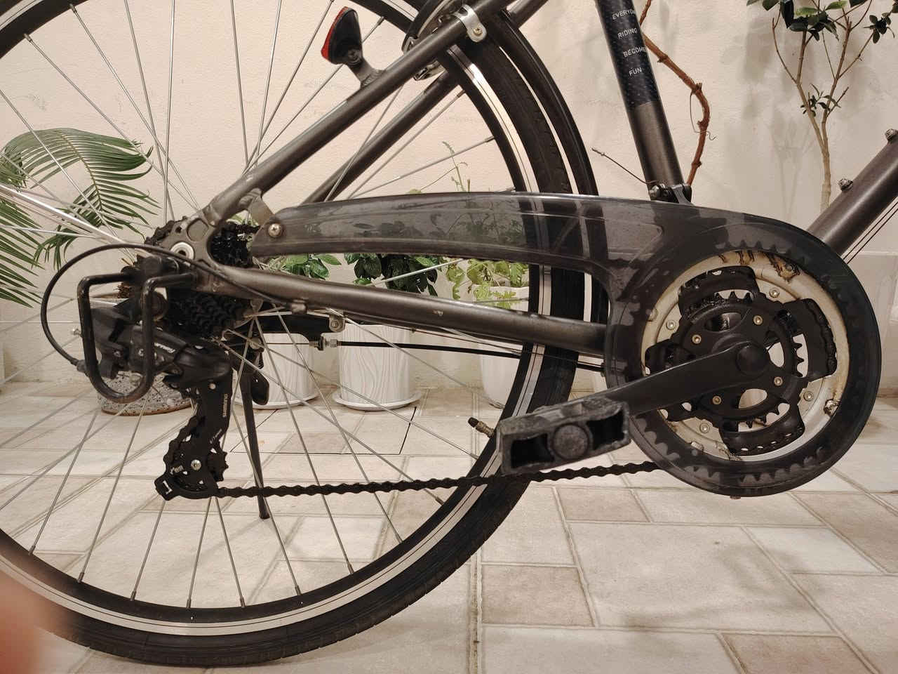 🚴‍♂️ بايسكل ياباني أصلي موديل (BIZ × NEO) – نظافة توب 🌟
للبيع دراجة هوائية يابانية أصلية بمواصفات عالية ونظافة ممتازة 
📌 المواصفات:
الهيكل (Frame): ألومنيوم/حديد خفيف متين جداً بلون رصاصي مميز (Gunmetal)، مريح جداً بالركوب وخالي من العيوب.
المنظومة والسرعات: كير Shimano Tourney أصلي 21 سرعة (3 قدامي \times 7 خلفي)، تحويل سريع وسلس مع مقبض Shimano RevoShift ونظام طقات SIS Index.
الإطارات : حجم 28 (700 \times 37C)، تاير محيطي هجين وسريع جداً للمدينة ينطي ثبات ممتاز وراحة بالطريق.
الإضاءة والكهرباء: هب أمامي ياباني أصلي Shimano Nexus (دينامو داخلي بالبوشة الأمامية) ينطي إضاءة للمصباح الأمامي بدون ما يثقل الحركة.
الملحقات الإضافية: غطاء سلسلة شفاف بلاد (Chain Guard)، جرس كلاسيكي ، مقابض فرامل PROMAX، ومقعد مرن ومريح.
الأصالة: يحتوي على ملصق الفحص والأصالة الياباني الرسمي (BBA/JISA).
دعاميات حماية : مزود بدعاميات طين ومي أمامية وخلفية لحماية الملابس أثناء الركوب.
🧼 حالة الدراجة:
الدراجة نظيفة وكاملة وما تحتاج تصرف عليها اي شي
السعر المطلوب: 190,000 دينار عراقي (بيها مجال بسيط للشراي)
المكان: [حي الحدباء]
للتواصل: [خاص او المراسلة على الرقم ***********]
