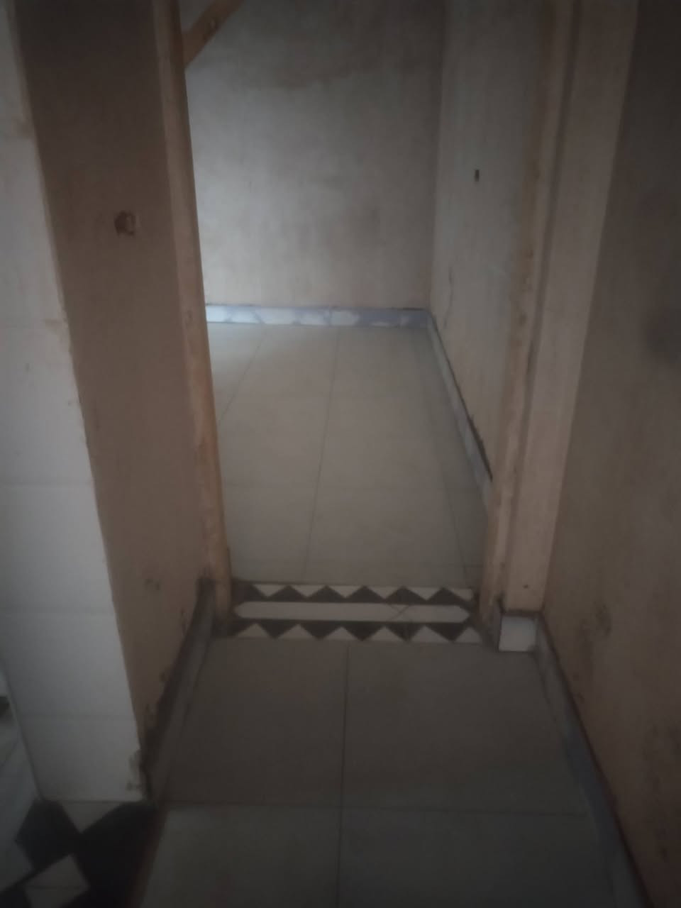 سلام عليكم خلفة سيراميك شغل درجه اولئ  60في30و120في60بورسلاين 60في60 عنوان نجف الاشرف  *********** ! الحجز ولاستفسار
