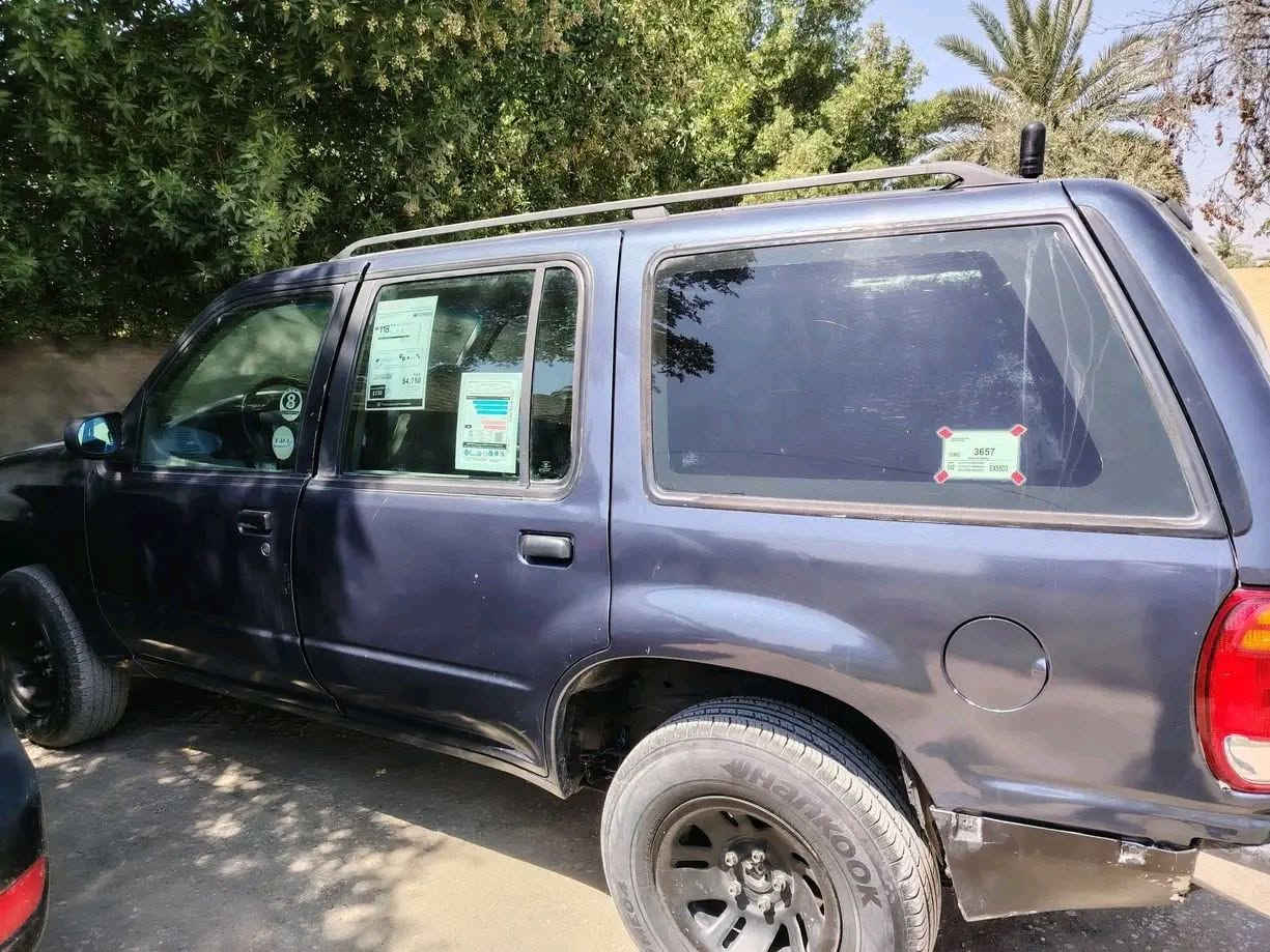 السلام عليكم للبيع فورد اكسبلور 1998 لون نيلي كشره نضيف جدا  مكينه VVT-l فيشه وبطل مكينه وكير وحداديه بالكارتون تخم تاير جديد غرفتها جديده منضومه زنون جديده رقم بغداد مشروع وطني رقم بغداد انكليزي   السياره  بيها صبغ عام للجماليه اثر جراد فقط السياره جاهزه  السعر 48 بيها مجال عنوان بابل الحله ***********
