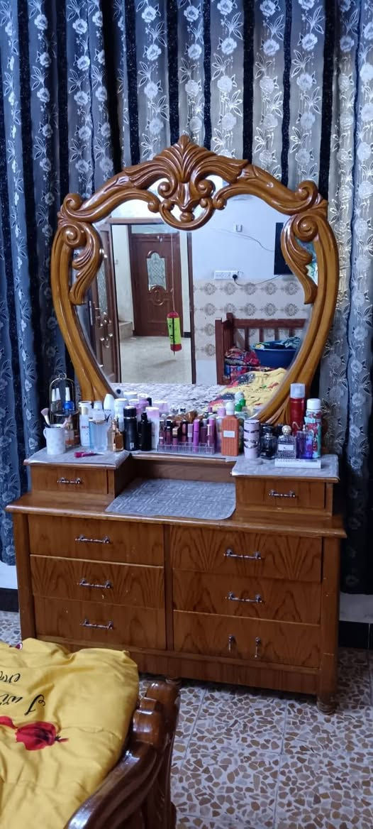 غرفه نوم خشب عراقي درجه اولى 
غرفه ٦ ابواب وملحق غرفه ضخمه 
مع الدوشك مالتها نضيف 
سعرها ٧٥٠ 
مكاني موصل حي الزهراء 
هذا رقمي 
***********

