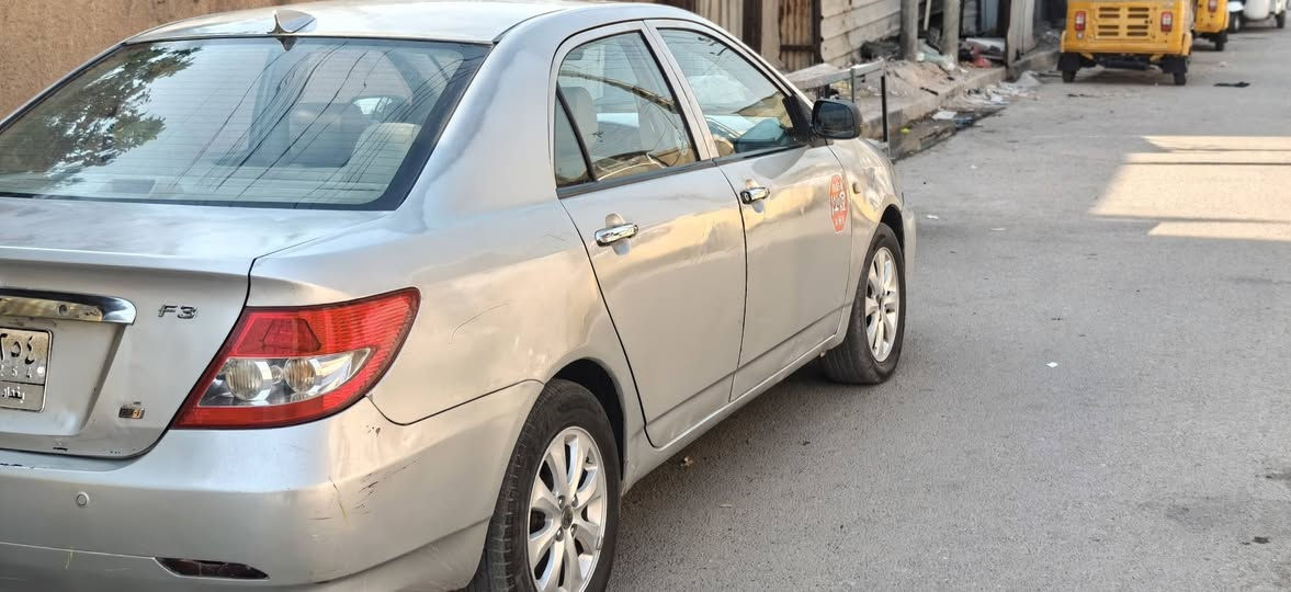السلام عليكم BYD F3  2013 كير ومحرك متسوبيشي لانسر جدد محرك توه مشدود مكفولة ضربه وتبديل وخياس بيها بس جاملغ جهة الصدر مصبوغ أثر شخوط صدر تبريد تخم تاير باتري كله جديد ماشيه ١٦٨ حقيقي رقم بغداد بسمنا تحويل مباشر سياره حلوه ومناقصها شي مكينتها جديدة  مكاني بغداد سعر ٥٠ وفيها مجال رقمي ***********
