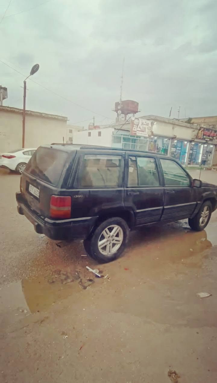 سلام عليكم جيب شيروكي مديل 2000
سيارة كفالة عامة بلادية بيها مكينة ثنين ونص مال بطه مسجل شاشة سماعات  
رقم انبار تريد وكالة تريد تحويل مكان زبير ب٤٥ وبيها مجال قليل
***********

