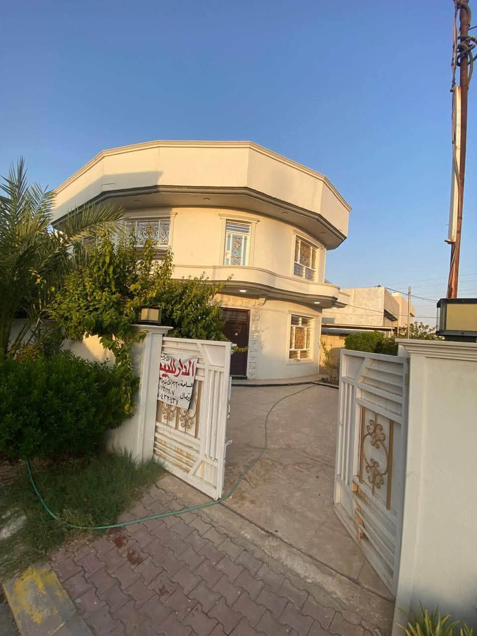 دار للبيع  ( السعر جدا مناسب) بسعر گاع طابو ملك صرف للبيع المساحة 300 متر مربع / دار ركن شارع عريض واقع حال المساحة 340 متر طابقين عمر البناء 12 سنة 
المكان اول فرع شارع العريض على اليمين خلف الملعب صحيات كامل قاط ثاني مع مطبخ وغرفتين السعر 175 مليون بيع او مراوس يرهم اذا شي مناسب او شقة او دار في السليمانية للاتصال ***********/***********
