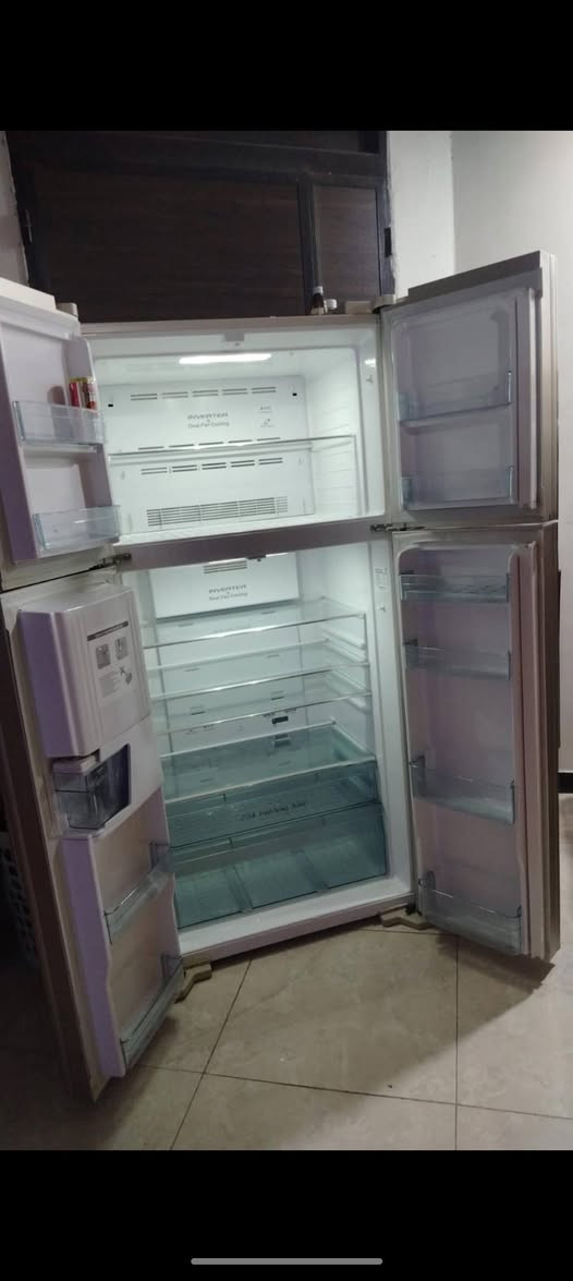 غراض للبيع 
ثلاجة نوع هيتاشي الحجم الكبير جديده استعمال قليل
كاونتر 6 امتار مع ملحة سنگ
Hdf
الداخل والخارج جديد بدون ضرر
السعر
الثلاجة بمليون وبيهه مجال
الكاونتر ب 900 الف وبي مجال
للاستفسار متوفر واتساب واتصال
***********
العنوان بغداد الدورة
