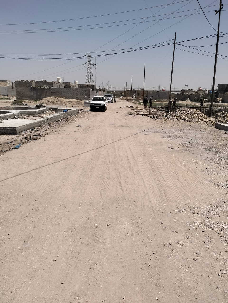 سلام عليكم بتلو للبيع جاهز البنيان مدفون وكامل بل   الصخين  مساحه 200 متر قريب عل سايدين نزلت الوكيل جهت شط الشارع مالته 10 متار ماي كرهب ***********
