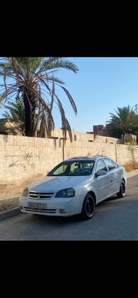 وبترا 2012سياره جاهزه مابيه نقص برغي كبل للشارع كير مكينه تخم تاير كله...