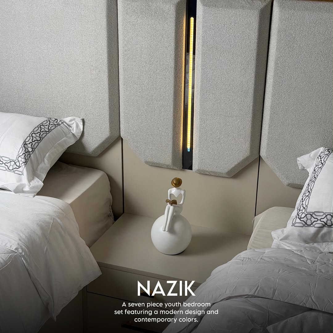 شبابي 7 قطع

نص مكتوب في الصور:
- NAZIK
- A seven piece youth bedroom
- set featuring a modern design and
- contemporary colors.
- A seven piece youth bedroom set featuring a modern design and contemporary colors.
- NAZIK A seven piece youth bedroom set featuring a modern design and contemporary colors.