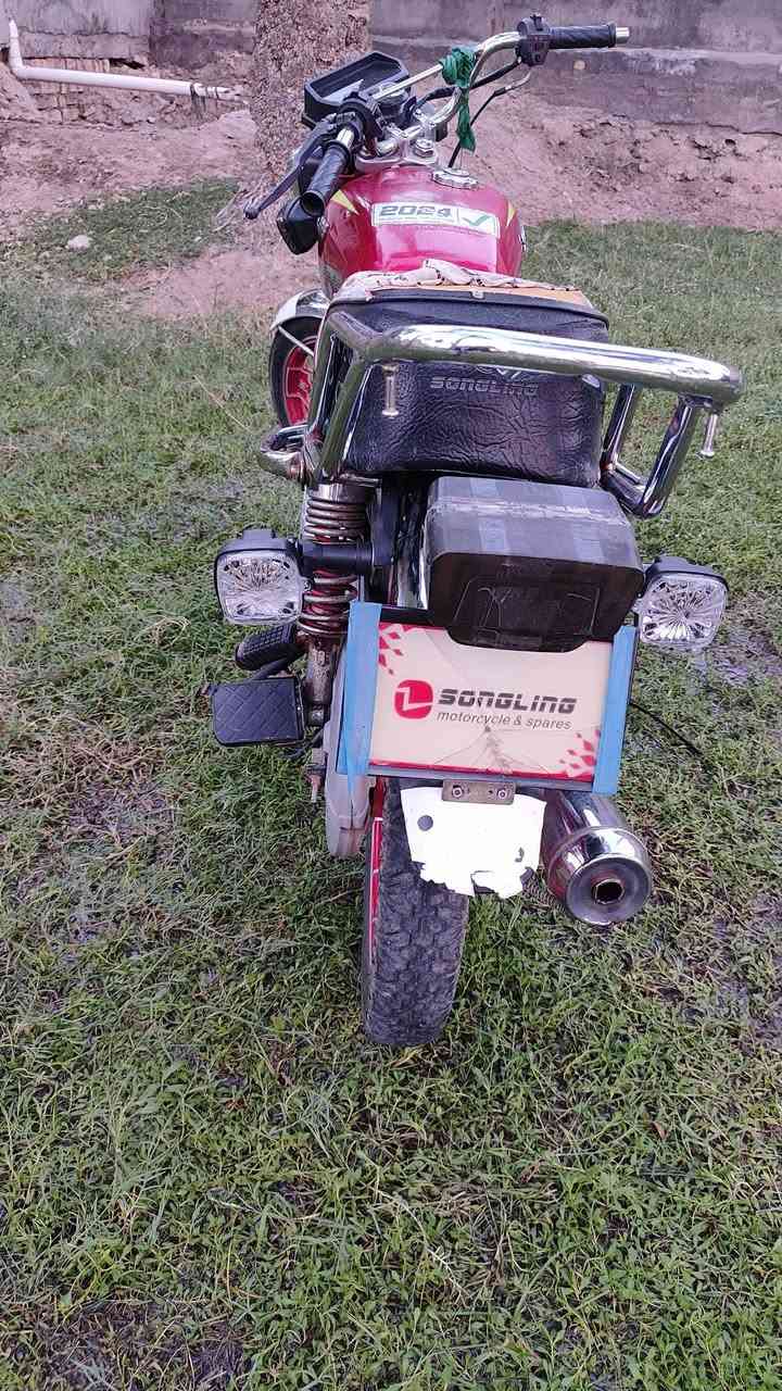 السلام عليكم 

دراجه نوع  سيڨان
 موديل  2024
محرك 150 cc
المحرك غير مفتوح 
اوراق اصولي 
دراجه سلف 
كابريته واشاير وبلك ولايت جدد 
عنوان طريق كربلاء بغداد عمود 547 بالقرب من سيطرة الوند 
هاتف ***********
سعر 550
