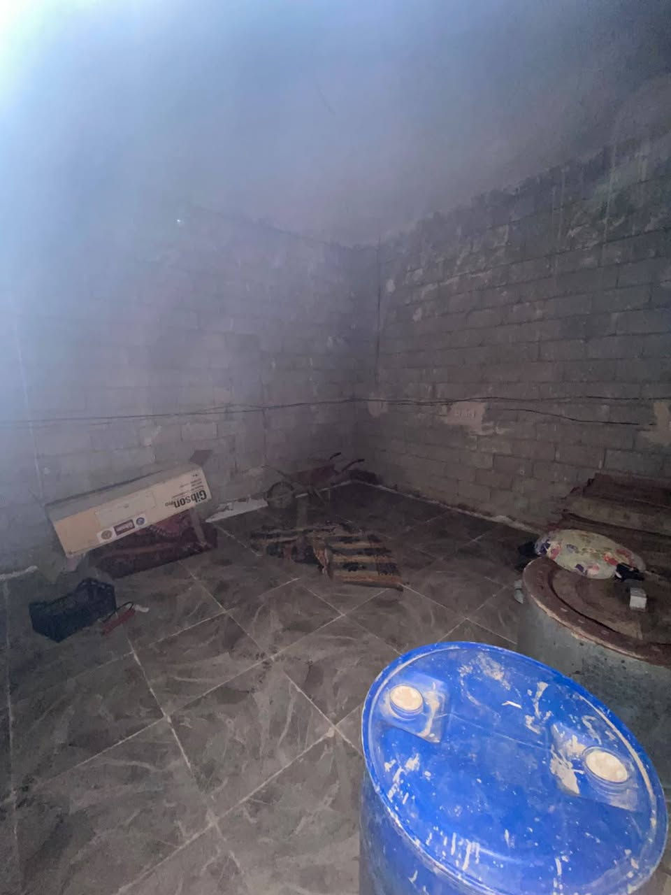 سلام عليكم دار سكن زراعي  للبيع  بمساحة ١٦٠متر 🏡
يتكون من غرفتين نوم مع صاله مع مطبخ (واستقبال قيد الإنشاء )
يقع في حي الكرار قرب ساحة الشعائر الحسينية 
البناء كما موضح في الصور
للاستفسار والتفاصيل
*********** 
***********
