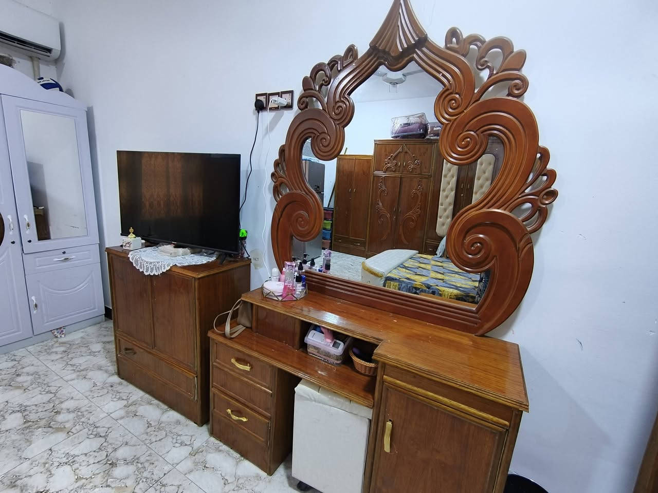 غرفة عراقية معامل العزيزية نضافة70% مابيهة خلل نضيفة وصبغهة  جديد  ب800وبيهة مجال  للاستفسار*********** مكاني الكوت جديدة
