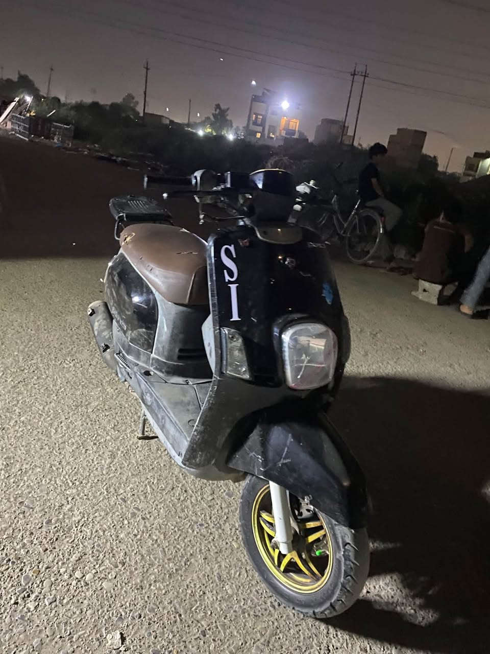 سلام عليكم دراجه بوليس لبيع مكينه نضيفه كفرات نضيفه كهربائيات شغاله تايرات نضيفه وياله الصليات. عوزهم صبغ البكان الشعله الرقم ***********
