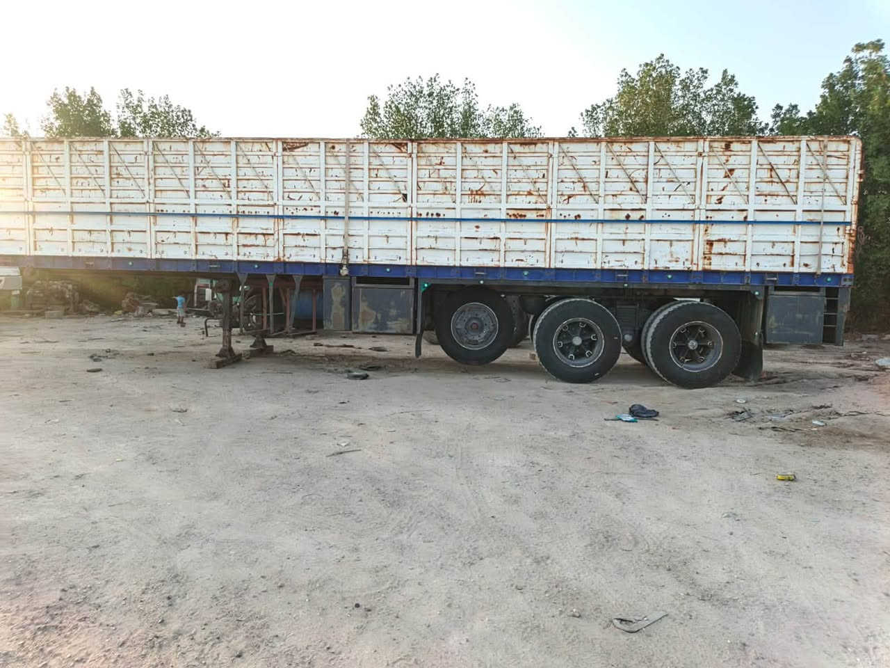 السلام عليكم عربانه للبيع حداديه الجرف جناب عالي شاصي مكفول ربطه براد١٦ على ٢٤ ودنكير ثالث بيها معلكه صناديك مطبخ ثلاجه كهربائيات كلها كامله مكانها البصرة الزبير ***********

