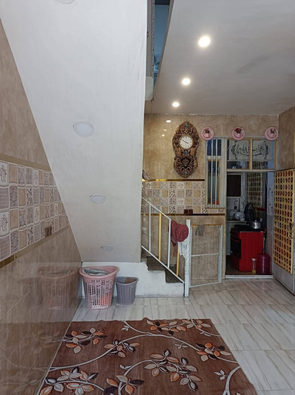السلام عليكم بيت ٨٠ متر ركن طابقين طابو زراعي سند ٢٥ وكالة ام الصورة خدمات متوفرة بي ٣غرف واستقبال وصالة عدد ٢ حمام عدد ٢ العنوان زعفرانية دور الشرطة شارع مول السعيدي ثالث فرع عن الشارع السعر ٨٠ مليون للاستفسار الاتصال ***********
