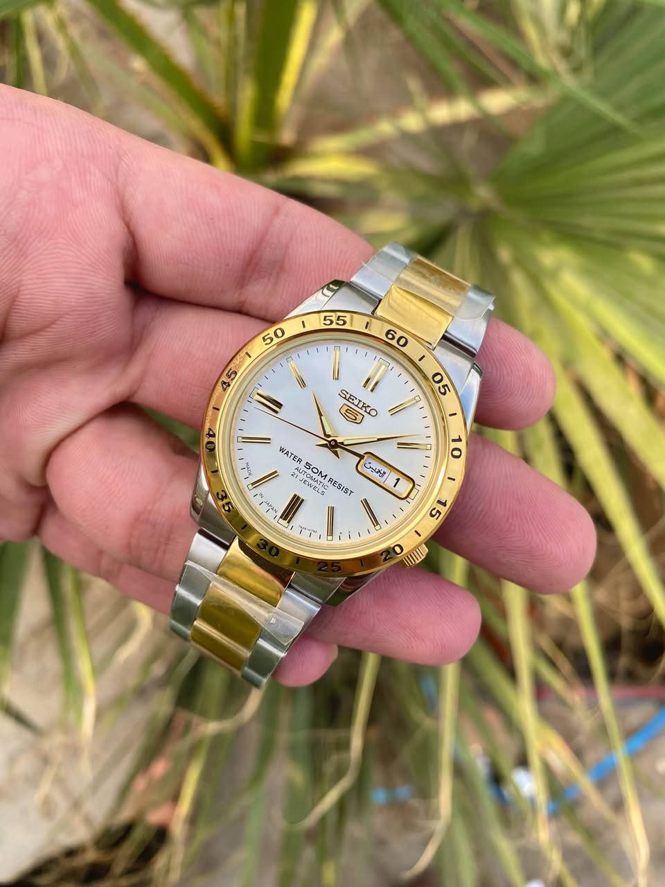 Seiko 5 Stainless Steel White Dial 21 Jewels Automatic SNKE04J1 Unisex Watch 50M

#سيكو 5 ياباني آصلي وكالة انتاج مقطوع  

▪️رقم الموديل  SNKE04K1
▪️اوتو ماتك 21حجر
▪️ارقام وعقارب مضيئة 
▪️كامل المرفقات جديد لم يستخدم 
▪️نافذه عرض التاريخ والأيام عربي 
▪️مقاومة الماء حتى 50 متر 
▪️يوجد توصيل 🚚 

متوفر اكثر من 300 ساعه
خدمة صيانة الساعات الاصليه فقط 
📍البصره ناحية المصطفى قرب جامع النور 
لطفى للجاد في الشراء فقط 
الاستفسار او واتساب
***********

نص مكتوب في الصور:
- اقتصاص