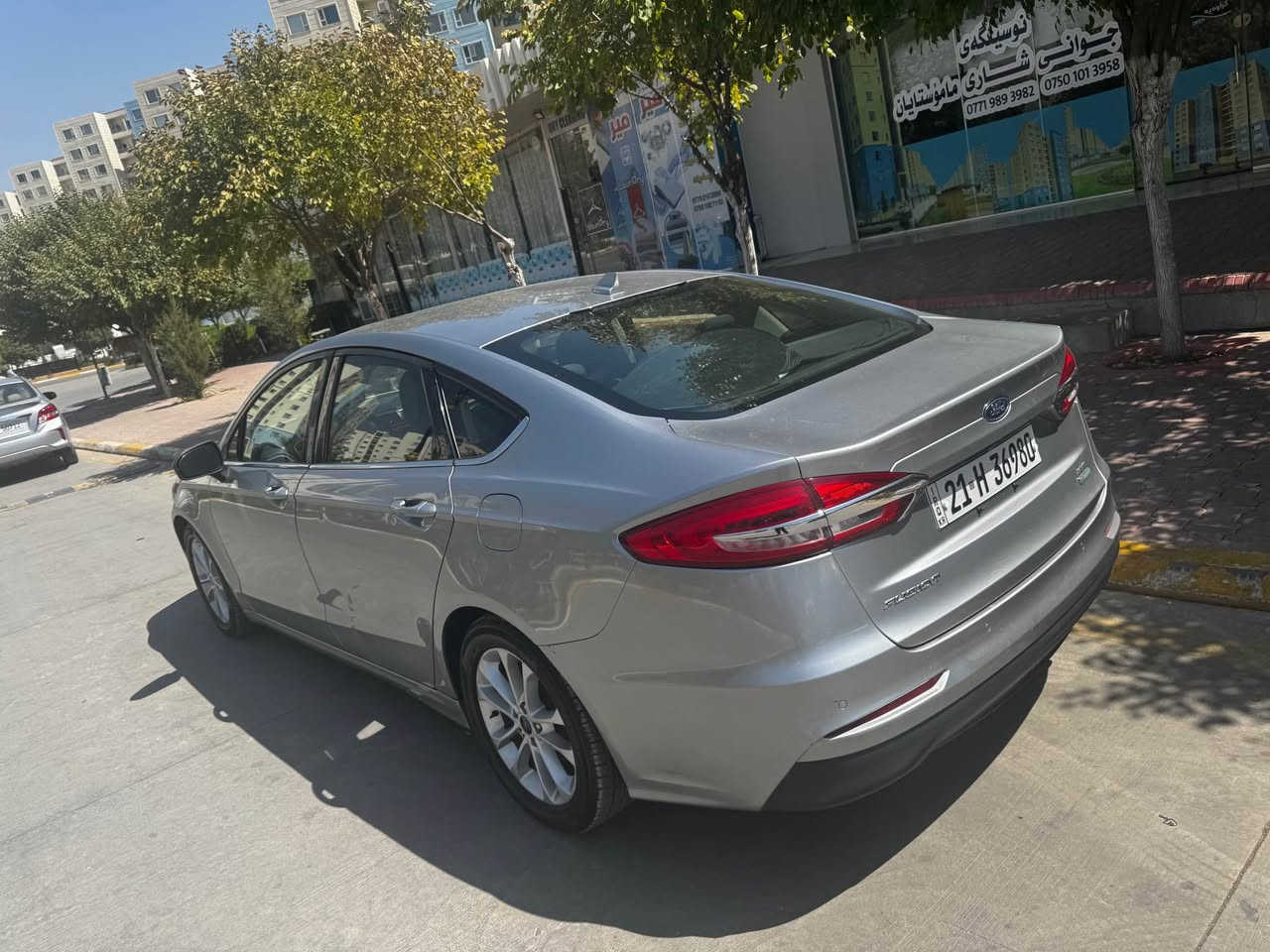 فۆڕد فیوژن ٢٠٢٠ ڕەنگی ڕەساسی
سەیارەکە چەمەلەغ ی سەکن و بۆنیتی بۆیاخە و هەندێک وردەقوپاوی   هەیە چاک نەکراوە 
سڵاید و سێ شاشەیە و ئاوێنە ڕادار و ڕاداری ٣٦٠ و کوشنی سایەق کارەبا و هەوایە و تەبرید مەرکەزیە بەسمەیە 
گێڕ و مەکینەی بە شەرت گڵۆپی مەکینەش ئیش ناکات 
تەبریدی مەزبوتە گەرمی و ساردی مەکینەی ١.٥ تۆڕبۆیە 
سەنەوی بەسەر نەچووە 
بە نزیکەی ١٠٦ میلێک ڕۆشتووە 
ئێرباگی هەموی تەقیوە و تێ کراوەتەوە 
سەیارەکە هەیکەلێکی گەنجانە و جوانی هەیە .
نرخی ٩٨ و معامەلە 
ژمارە مۆبایل *********** السليمانية, العراق
