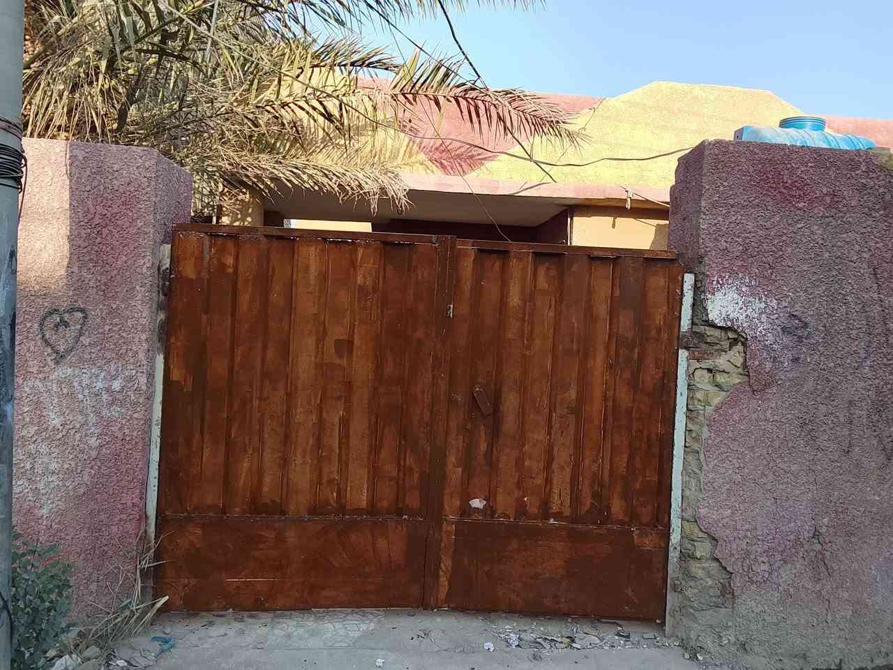 السلام عليكم ورحمة الله وبركاتة
مشتمل لليجار بناء قديم 
متكون من اسقبال و هول و مطبخ و صحيات 
المشتمل واضح بل فيديو 
العنوان *********** يوجد واستاب 
العنوان بعقوبة شارع الرحمة قرب مدرسة الرحمة
