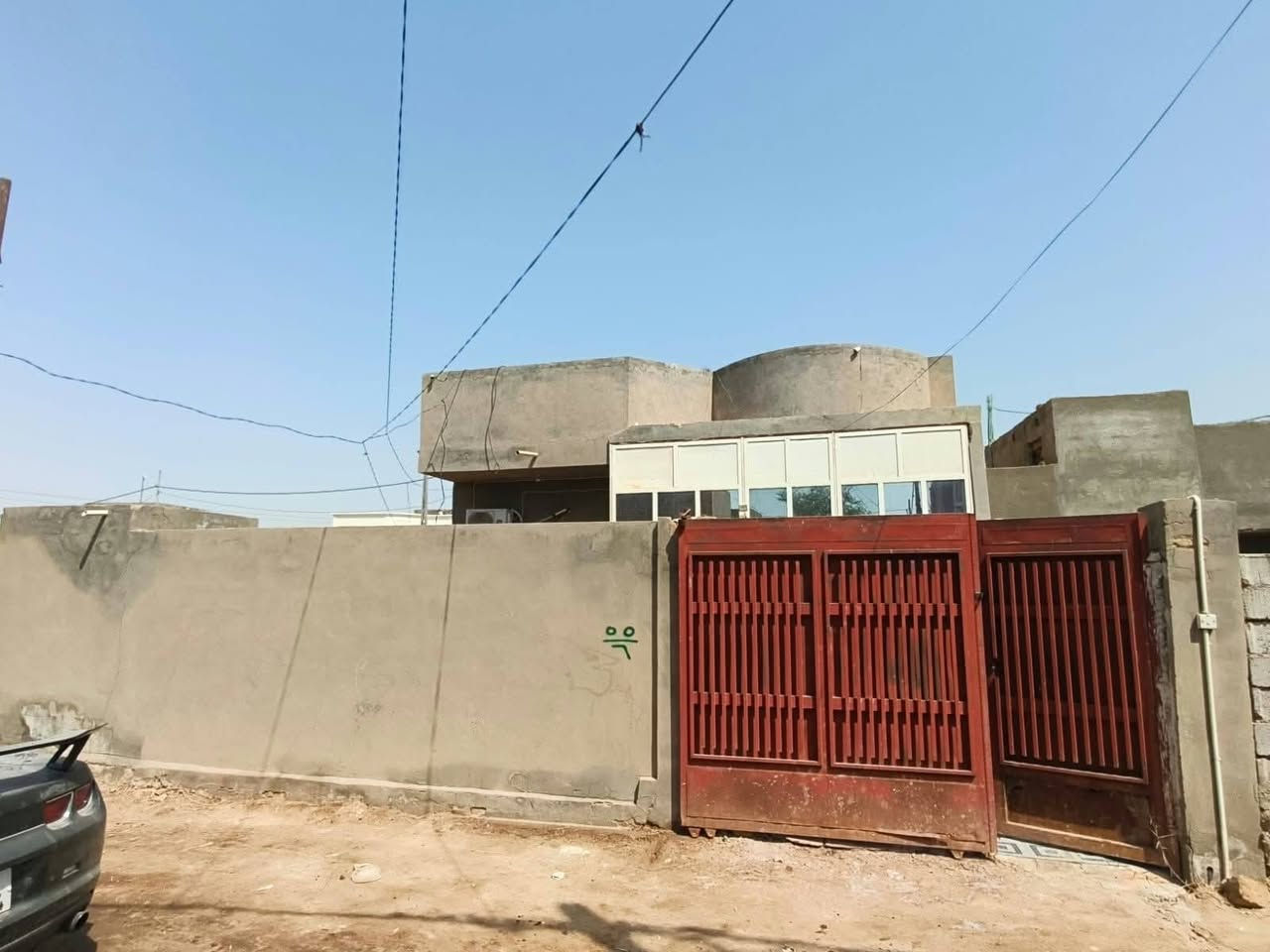 بيت للبيع مساحة ٢٠٠ م 
طابو زراعي  
يتكون من غرفتين و صالة مفتوحة ع المطبخ و استقبال و صحيات داخلية و خارجية 
حديقة و كراج للسيارة
العنوان حي الجامعة شارع حولي مجمع حيدر بن حجي هندي فرع حسينية صاحب العصر والزمان
سعر ٨٦ مليون و بي مجال
