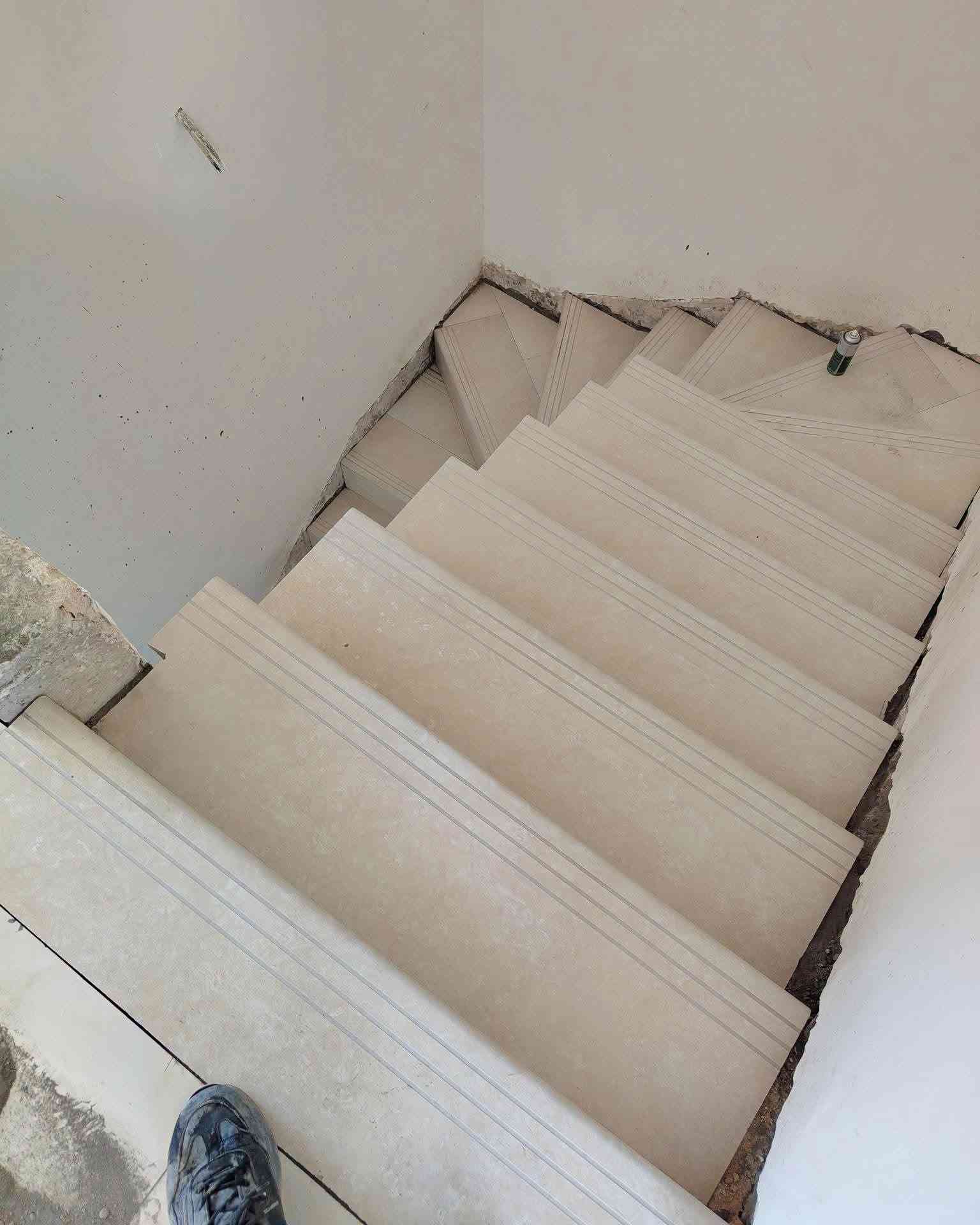 ✨ عمل سيراميك وبورسلين - دقة وفن مو بس تلزيك ✨

عندك بيت عظم وتريد شغل يبيض الوجه؟
تعال شوف الفرق بين شغلنا وشغل السوق 👇

نشتغل:
🔹 سيراميك حمامات ومطابخ - نقشات حديثة
🔹 بورسلين كبير الحجم 60x120 و 80x80
🔹 بورسلين خشبي ومرمر فاخر
🔹 ارضيات صالات وغرف نوم
🔹 قص ليزر وتركيب بدون فواصل واضحة

ليش تختارنا؟
✅ قص دقيق بالليزر - زوايا 45 درجة نظيفة
✅ وزن وعدالة بالليزر مو بالعين
✅ مادة لاصقة أصلية - مو اسمنت عادي يطك
✅ تسليم نظيف وغسل المكان ورانا
✅ ضمان ما يطك ولا يفطر

📍 شغلنا داخل كربلاء وجميع الأقضية والنواحي
📞 احجز معاينة مجانية هسه: ***********

شغل يطول عمر - مو شغل يومين

#سيراميك_كربلاء #بورسلين #تشطيب_بيوت #مقاولات_كربلاء #عمار_كربلاء #تركيب_سيراميك

نص مكتوب في الصور:
- عمل سيراميك وبورسلين - دقة وفن عمار كربلاء غرف معيشة فاخرة | بورسلين كبير الحجم للتواصل والاستفسار *********** خدماتنا متوفرة في كربلاء وجميع المناطق | عمل متقن • تشطيب فاخر ضمان العمل والتسليم دقة وجودة عالية تركيب احترافي