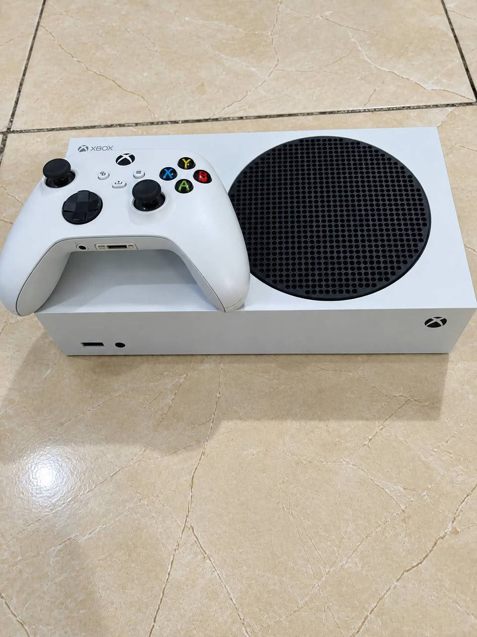 السلام عليكم 
Xbox series s 
ذاكرة 512
الجهاز نظيف جدا واستعمال قليل ، الملحقات من جوستك الاصلية ووايرات كاملة ويه الكارتونة 
+ بيه حساب مشتري لعبة gta 5 دائمية
سعر 400 وبيه مجال بسيط
مكاني حله
للاستفسار عالواتساب ***********
وهاي الصور
