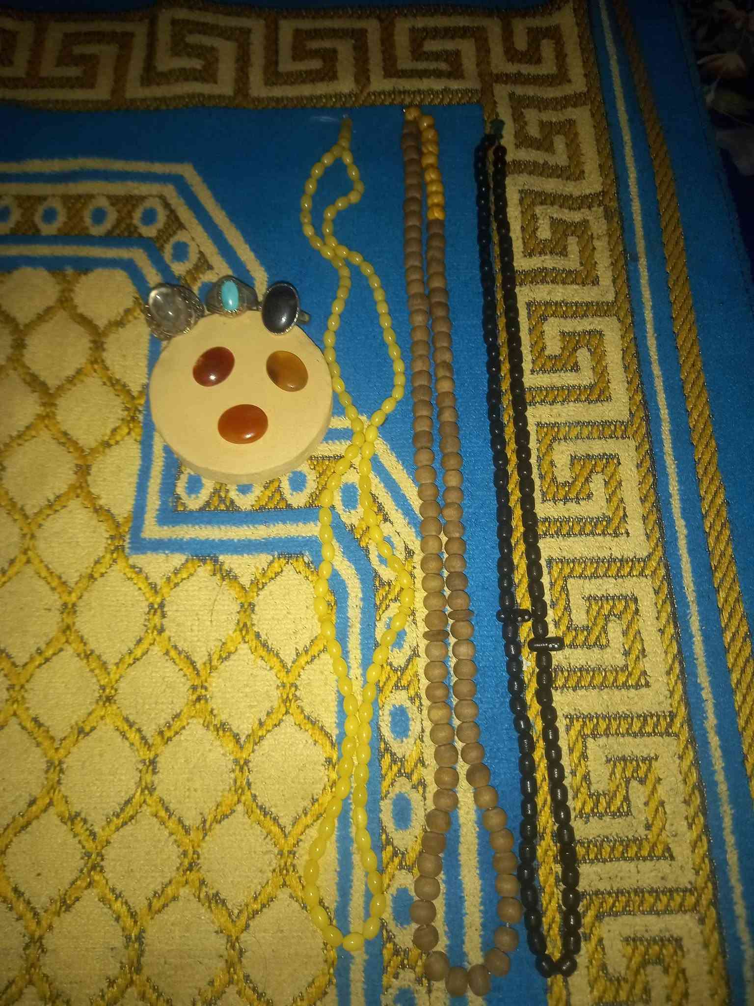 محبس عقيق يماني اسود مجزع يشف احمر بي عروق داخلية . ومحبس فيروز لبه. ودر نجف بي دمارات ولون داخي خط أحمر فاتح خفيف. وعقيقة يمانية صفراء منقوشة طلسم شرف الشمس في ليلة المبعث بالبذمة. وعقيقة يمانية حمراء فيها دمارات وعروق داخلية كما هو واضح. وعقيقة يمانية مشمشية فيها دمارات ومجزع. وسبحة صندل من مكة المكرمة وسبحة تراب الكهرب قديمة عطر نومي بصرة أصلية. وسبحة سوده قديمة جداً جداً ما اعرف مصدرها. ملاحظة : العقيق كلهن منقوشات خط ابره يدوي حرز السيد القاضي على وجهين بليالي القدر المباركة وايضا الداير منقوش ١٤ معصوم . مكاني كربلاء وماعندي توصيل سعرهن كلهن ١٠٠ الف وبيهن مجال بسيط للطيبين ***********
