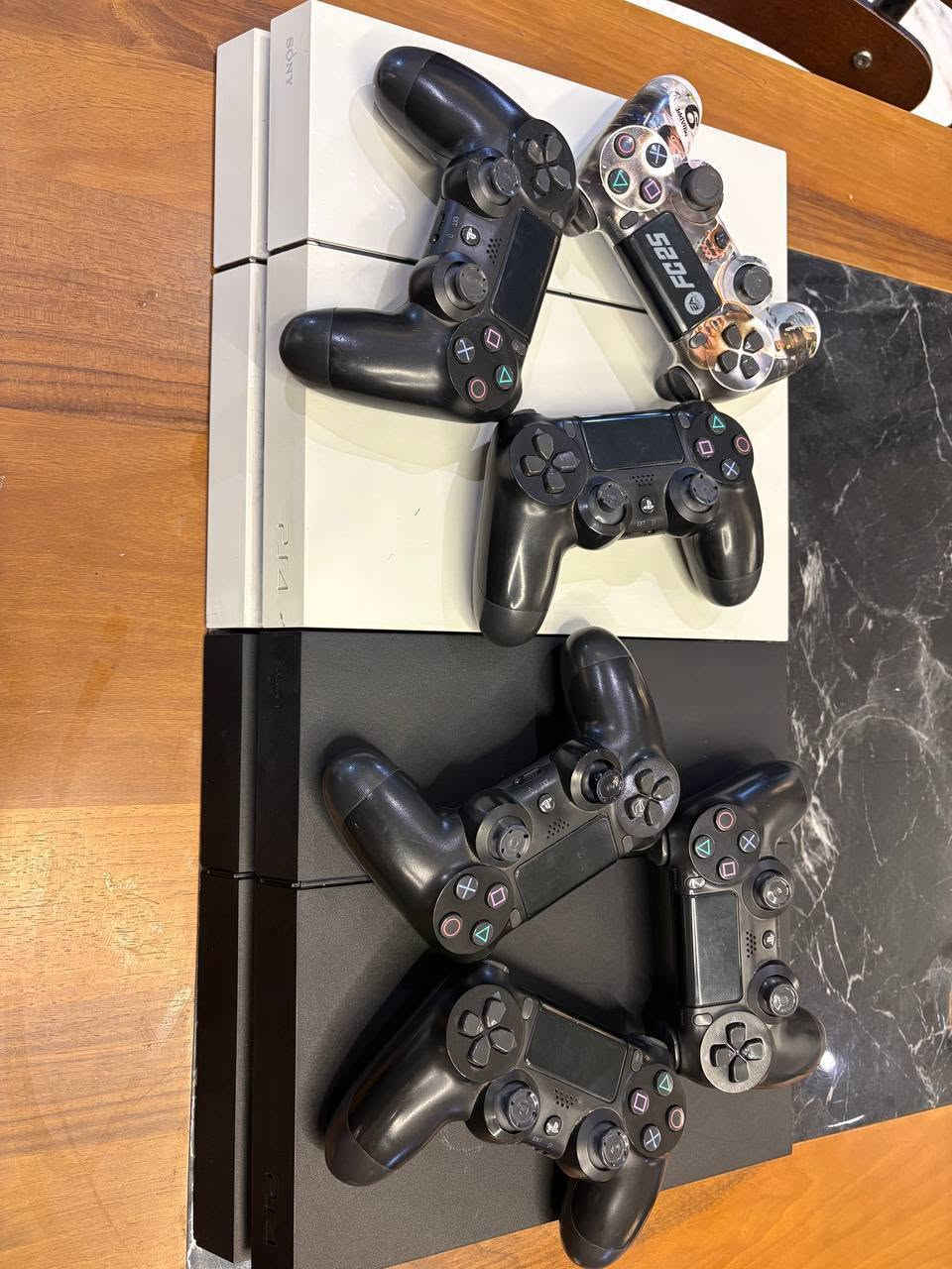 السلام عليكم.. ps4 فات عدد اثنين
تحديث 14:00 مامهكرات والاجهزة مفتوحة 
مع 6 يدات تحكم 
السعر 450 الف الجهازين
متواجد على الماسنجر.. او الاتصال ***********
مكاني واسط/الكوت 
توصيل متوفر شركة الوسيط
