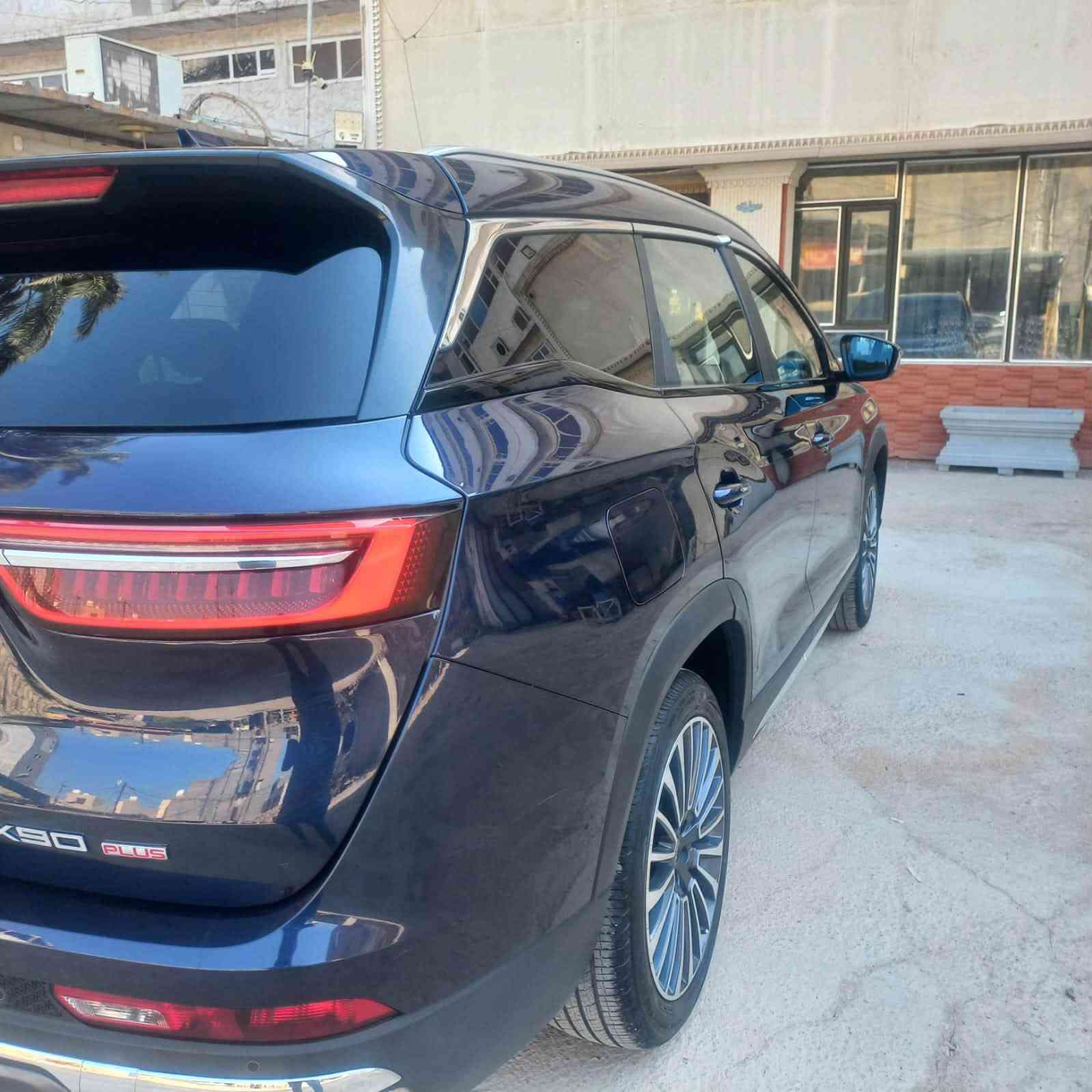 للبيع | جيتور X90 بلس كومفورت 2023 | وكالة هارلم | رقم بغداد 🔥 بعدها ضمن الوكالة
📍 الموقع: بغداد – الدورة
🛣️ الممشى: 45,000 كم
⚙️ المحرك: 1.6 TGDI تيربو (197 حصان – 290 نيوتن.متر)
🔄 ناقل الحركة: أوتوماتيك DCT بـ7 سرعات
🚘 نظام الدفع: أمامي (FWD)

المواصفات:
✅ فئة كومفورت وكالة هارلم.
✅ 5 مقاعد واسعة.
✅ شاشة عدادات رقمية.
✅ شاشة ترفيه.
✅ سقف بانوراما كهربائي.
✅ كاميرا محيطية مع حساسات.
✅ تشغيل بصمة ودخول ذكي.
✅ مقاعد جلد.
✅ تحكم كهربائي بالمقاعد الأمامية.
✅ تبريد للمقاعد الأمامية (قطعتين).
✅ مثبت سرعة.
✅ مقود متعدد الوظائف.
✅ مكيف أوتوماتيك مع فتحات تكييف خلفية.
✅ جنوط ألمنيوم.
✅ مصابيح LED أمامية وخلفية مع إضاءة نهارية.
✅ فرامل إلكترونية (EPB) مع Auto Hold.
✅ نظام مراقبة ضغط الإطارات (TPMS).
✅ أنظمة ABS / EBD / TCS / ESP.
✅ مساعد صعود المرتفعات (HAC).
✅ مساعد نزول المنحدرات (HDC).
✅ مراقبة النقطة العمياء (BSD).
✅ نظام ISOFIX لمقاعد الأطفال.
✅ نوافذ كهربائية مع مانع انحشار وطي مرايا كهربائي. 
للتواصل : ***********
