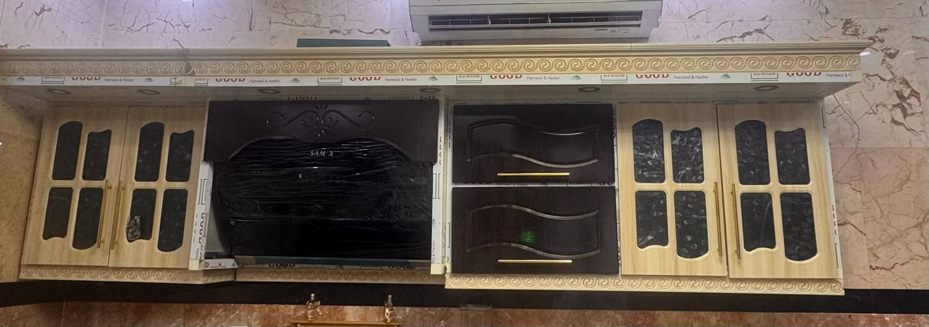 السلام عليكم كاونتر للبيع مع الفرن والطباخ والساحبه
الكاونتر يتكون من ثلاث قطع الأولى طولها مترتين ونص والثانيه٨٠سم والسنك طوله متر و٧٠ اي طوله الكلي ٥ مترات تقريباً 
سطح الكاونتر يكون مرمر 
وتكون البيبان خشب وداخله ألمنيوم 
مكاني بغداد شارع فلسطين 
للتواصل واتساب ***********
