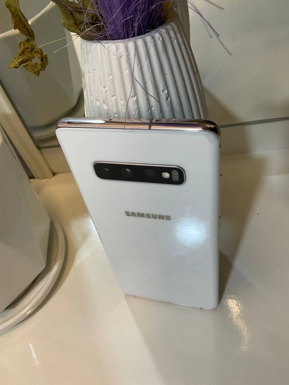 *Samsung Galaxy S10+ نسخة 512GB* 👑

هاي اعلى نسخة نزلت من الجهاز

### *المواصفات الكاملة:*

*الذاكرة والمعالج:*
- *الذاكرة*: 512GB UFS 2.1 
- *الرام*: 12GB 
- *المعالج*: Snapdragon 855 - 7 نانومتر
- *يدعم ذاكرة خارجية*: لحد 1TB اضافية

*الشاشة:*
- *الحجم*: 6.4 انش Dynamic AMOLED منحنية
- *الدقة*: 2K+ 3040x1440
- *حماية*: Gorilla Glass 6

*الكاميرا:*
- *خلفية*: 12MP اساسية + 12MP زوم x2 + 16MP واسعة جداً
- *امامية*: 10MP + 8MP للعزل
- *تصوير*: 4K 60fps + تصوير بطيء 960fps

*البطارية والباقي:*
- *البطارية*: 4100mAh 
- *الشحن*: سريع 15W + لاسلكي 15W + عكسي
- *مقاومة*: IP68 ضد المي
- *امان*: بصمة بالماوس + بصمة وجه
- *اضافات*: شريحتين، منفذ سماعة 3.5mm، NFC

هاي النسخة انطبعت بكمية قليلة وكان اسمها *Ceramic Black/White* وجسمها سيراميك مو زجاج
مكاني. ذي قار ناحيه المنار  رقمي ***********
 سعر الجهاز 300.
