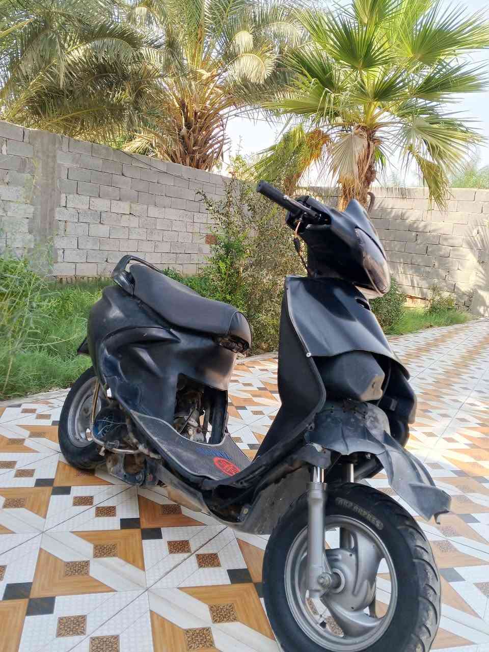 السلام عليكم دراجه فراشه للبيع مكينه مفتوحه ولفات بس الدراجه شلعه تخبل دراجه كاملها نقصها صالنصه طاكه وعندي وياها صالنصه رياضي السعر 200وبيها مجال المكان الديوانيه قضاء السدير رقم***********
