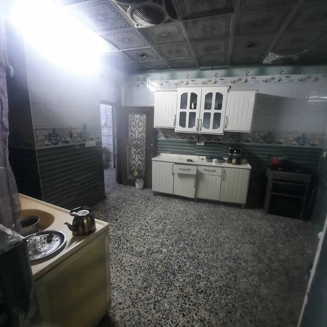 بيت للايجار 
طارمه مدخلين 
خدمات خارجيه مطبخ حار وبارد 
صاله ومطبخ وخدمات ومنور وصاله جبيره وغرفتين طابق ثاني غرفه وسطح
$$$$$$$$######
***********
اشرف الباش
